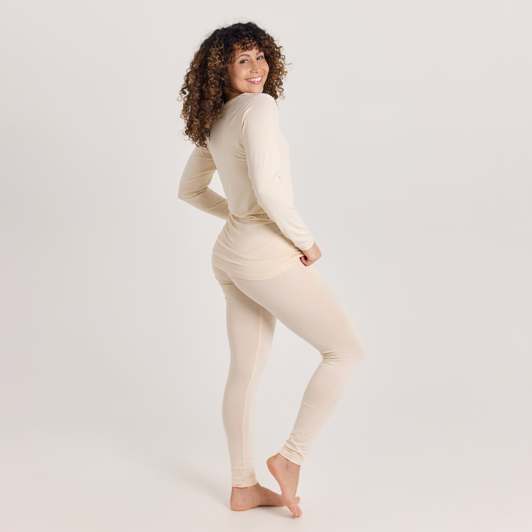 Beigen värinen HENTO pitkähihainen paita ja HENTO pitkikset naisille. Mukava ja pehmeä bambukerrasto. 