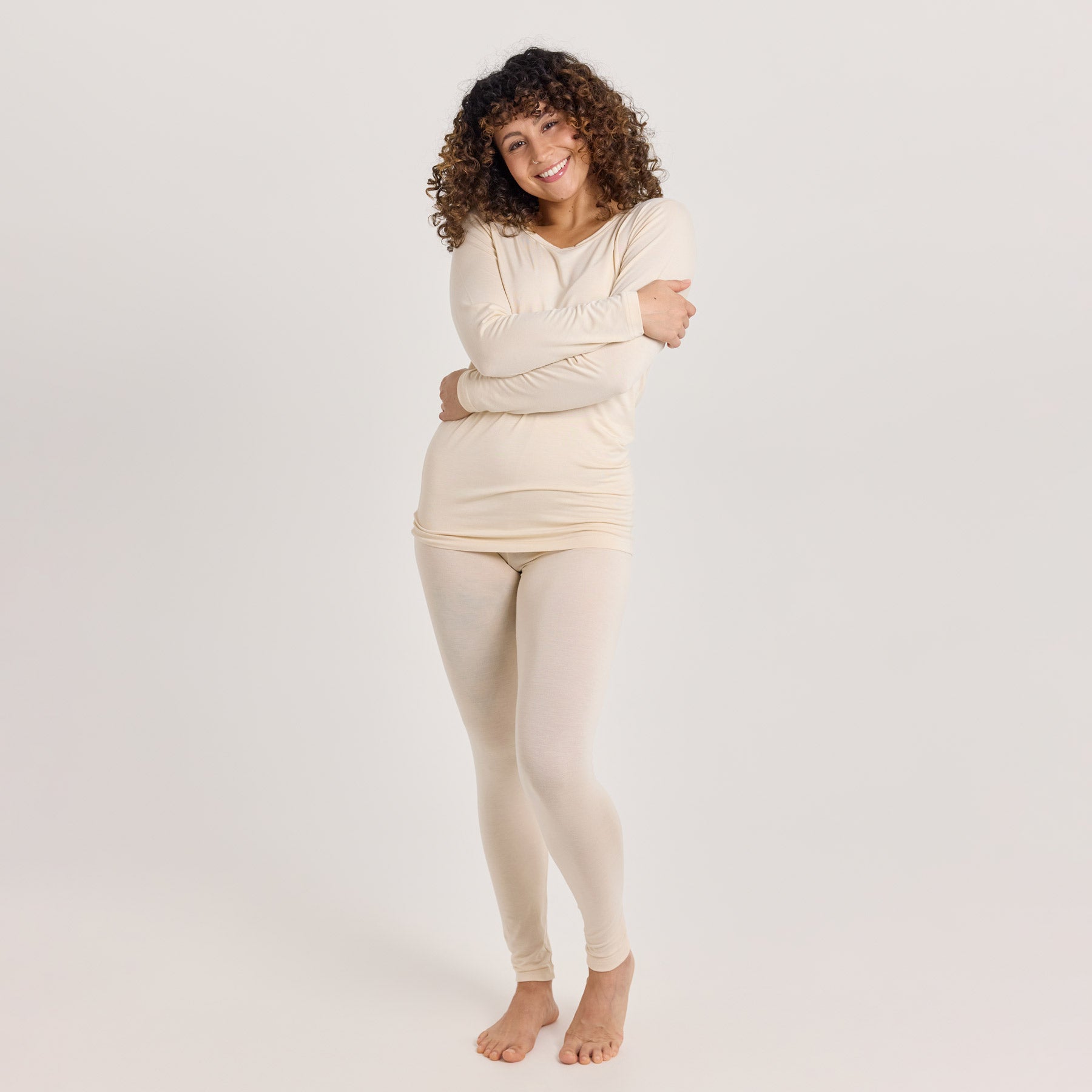 Beige HENTO pitkähihainen paita ja HENTO pitkikset. Mukava ja hengittävä bambuasu koko päivän käyttöön.