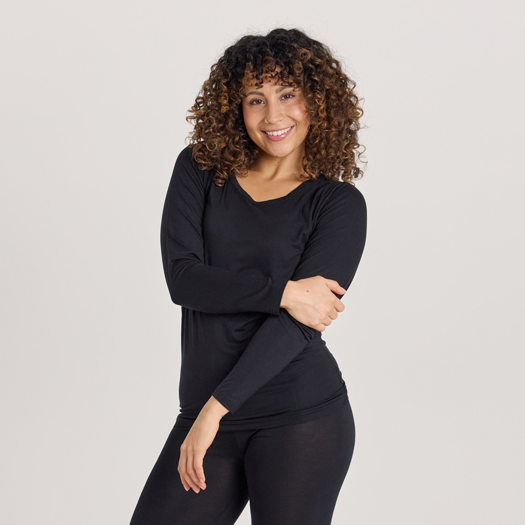 Musta HENTO pitkähihainen paita. Mukava bambupaita, joka sopii sekä kotiin että ulkoiluun käytettäväksi.