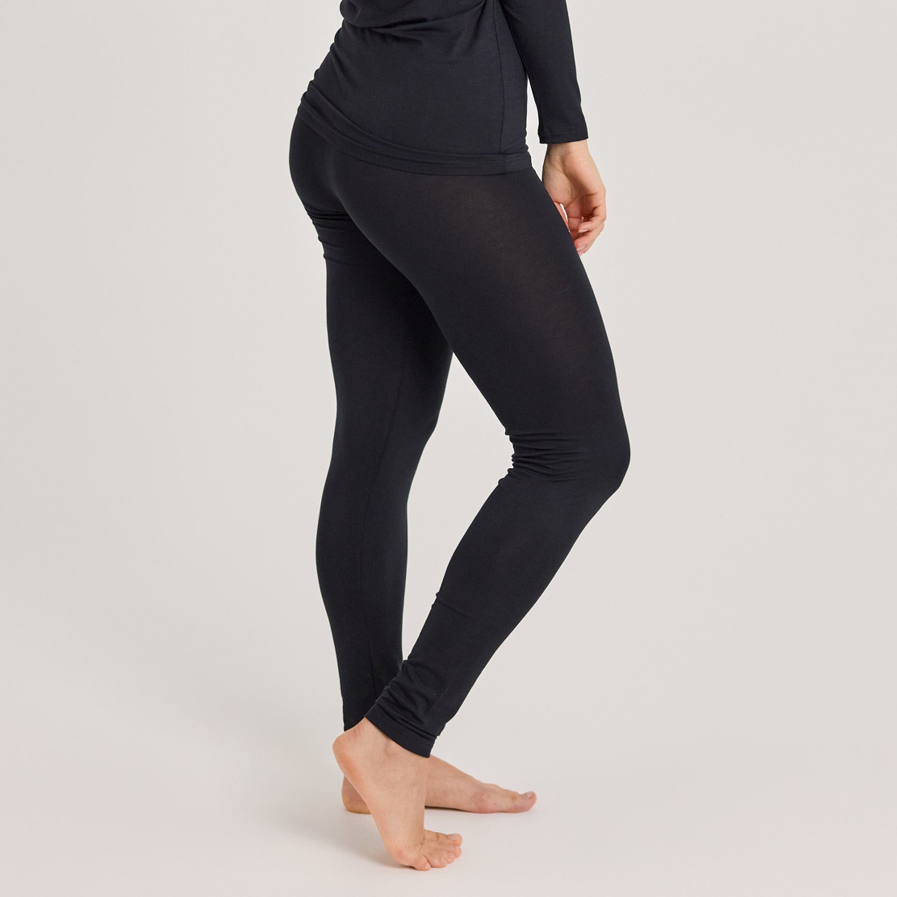 HENTO pitkikset mustana. Pehmeät ja mukavat bambupitkikset arkeen ja ulkoiluun.