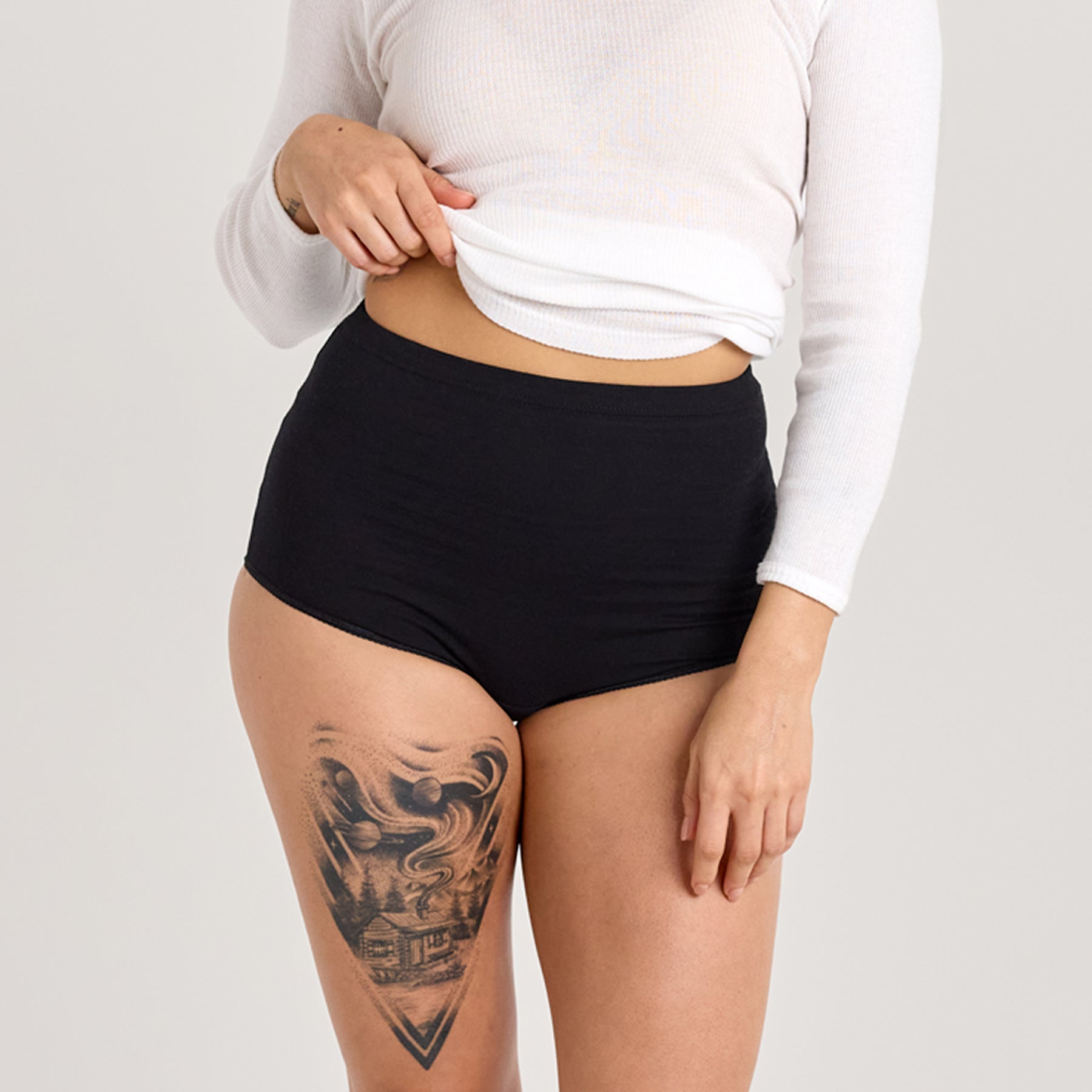 Lähikuva mustista naisten bambu maxi-alushousuista. Korkeavyötäröinen malli, hengittävä ja pehmeä bambuneulos on kevyt ja miellyttävä päällä.