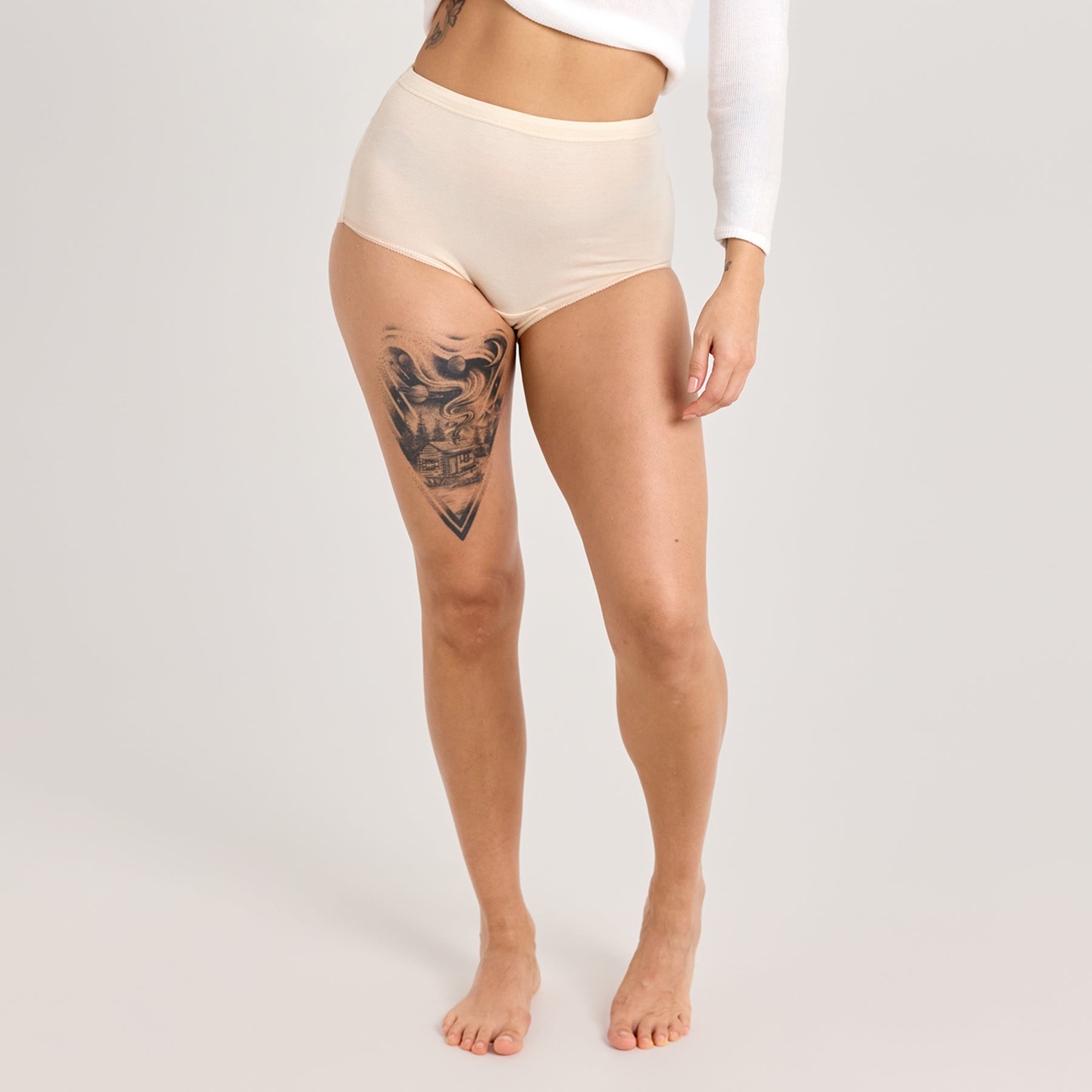 Lähikuva beigen värisistä naisten bambu maxi-alushousuista. Ohuet ja kevyet alushousut, jotka tuntuvat pehmeiltä ihoa vasten.