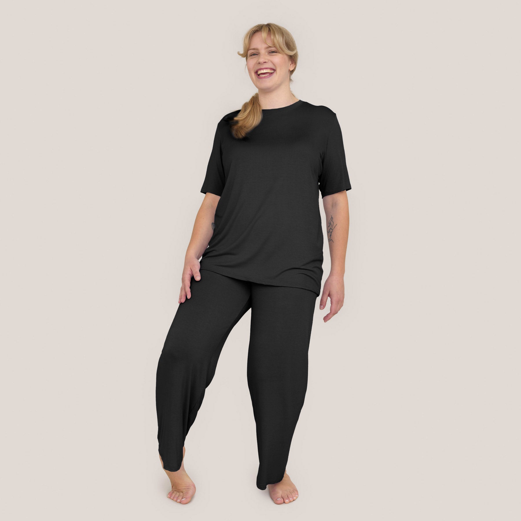 RENTO pyjamahousut ja RENTO lyhythihainen pyjamapaita värissä musta. Kevyt ja hengittävä asukokonaisuus kotiin ja vapaa-aikaan.