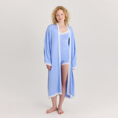 EHO kimono vaaleansinisessä värissä. Kimono alla on vaaleansiniset bambutoppi ja bambubokserit.