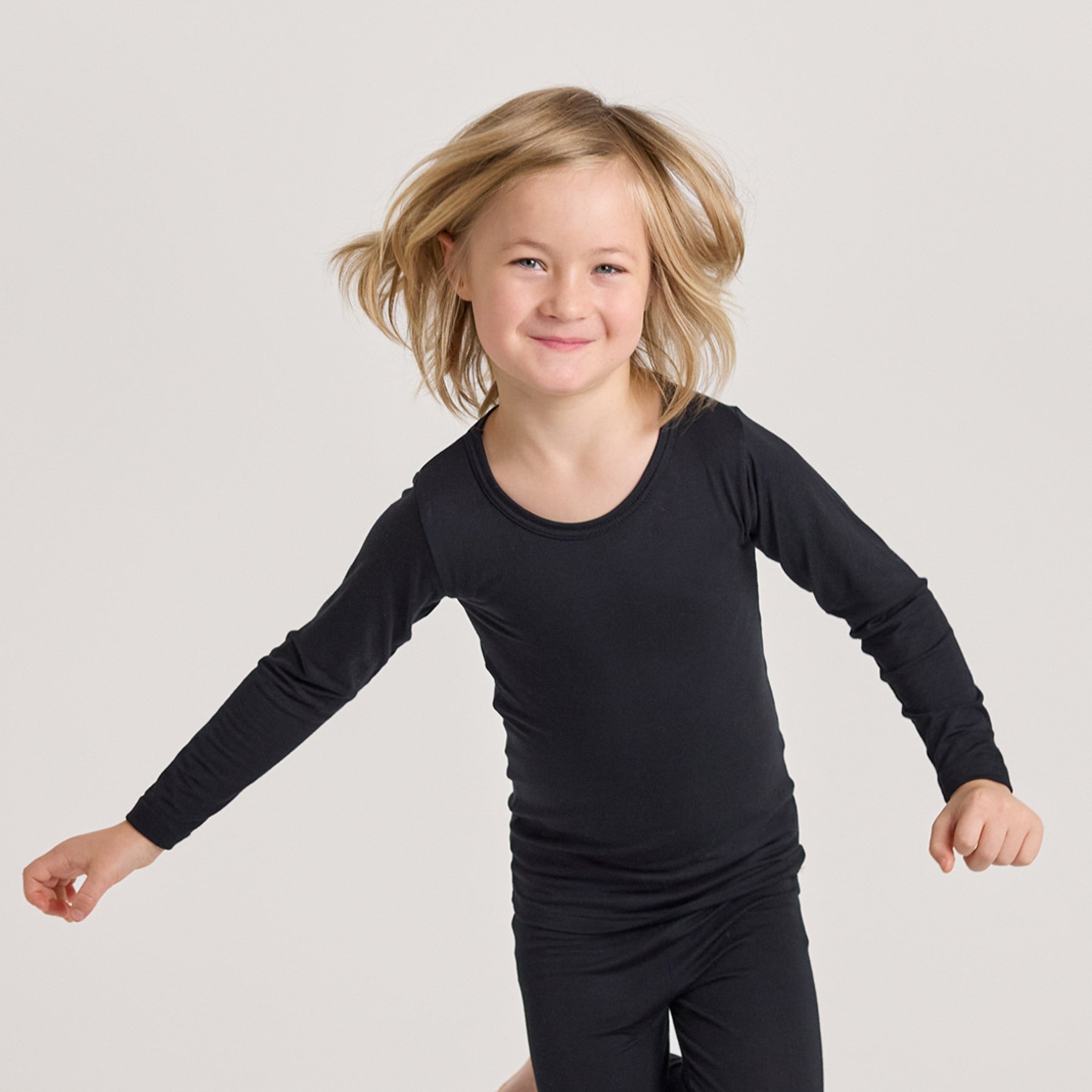 HENTO lasten pitkähihainen paita on mukava, pehmeä ja hengittävä bambupaita päiväkotiin, leikkeihin ja ulkoiluun.