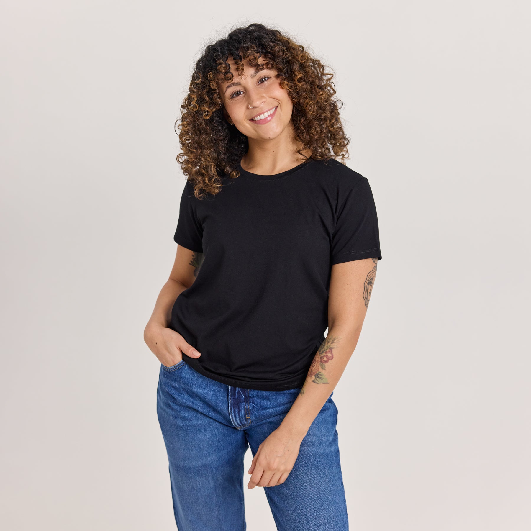 Naisten slimmi t-paita. Valmistettu paksusta bambuviskoosista, joka ei kuulla läpi. Mallilla on siniset farkut, tyylikäs ja ajaton perusasu.