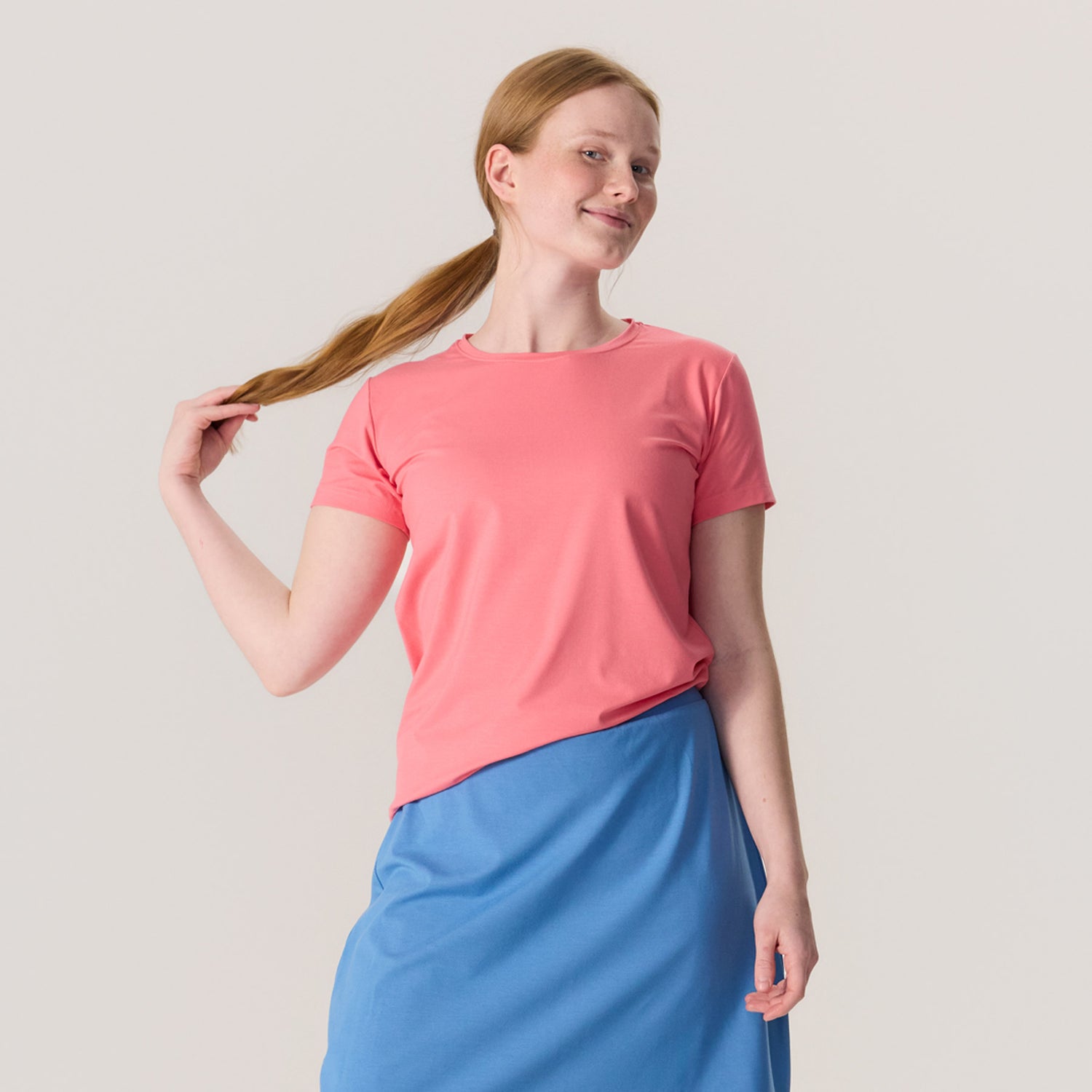 Korallipinkki naisten slimmi t-paita on valmistettu paksusta ja pehmeästä viskoosista (bambu).