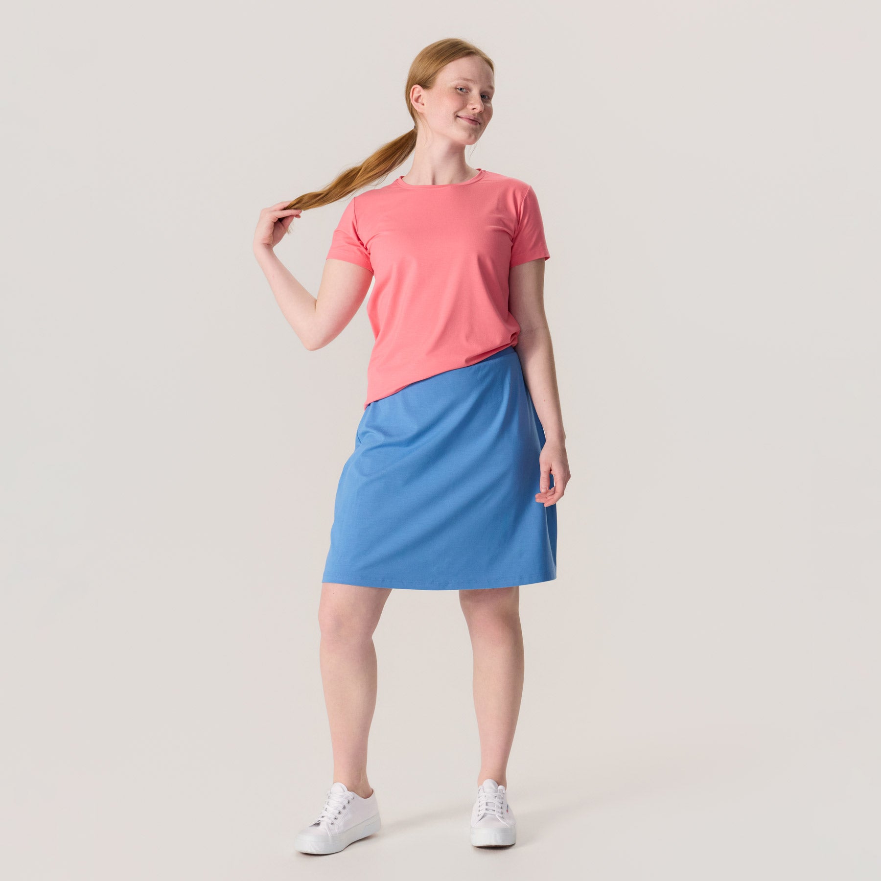 Korallipinkki SLIMMI naisten t-paita ja harmaansininen LEMPI treenihame.