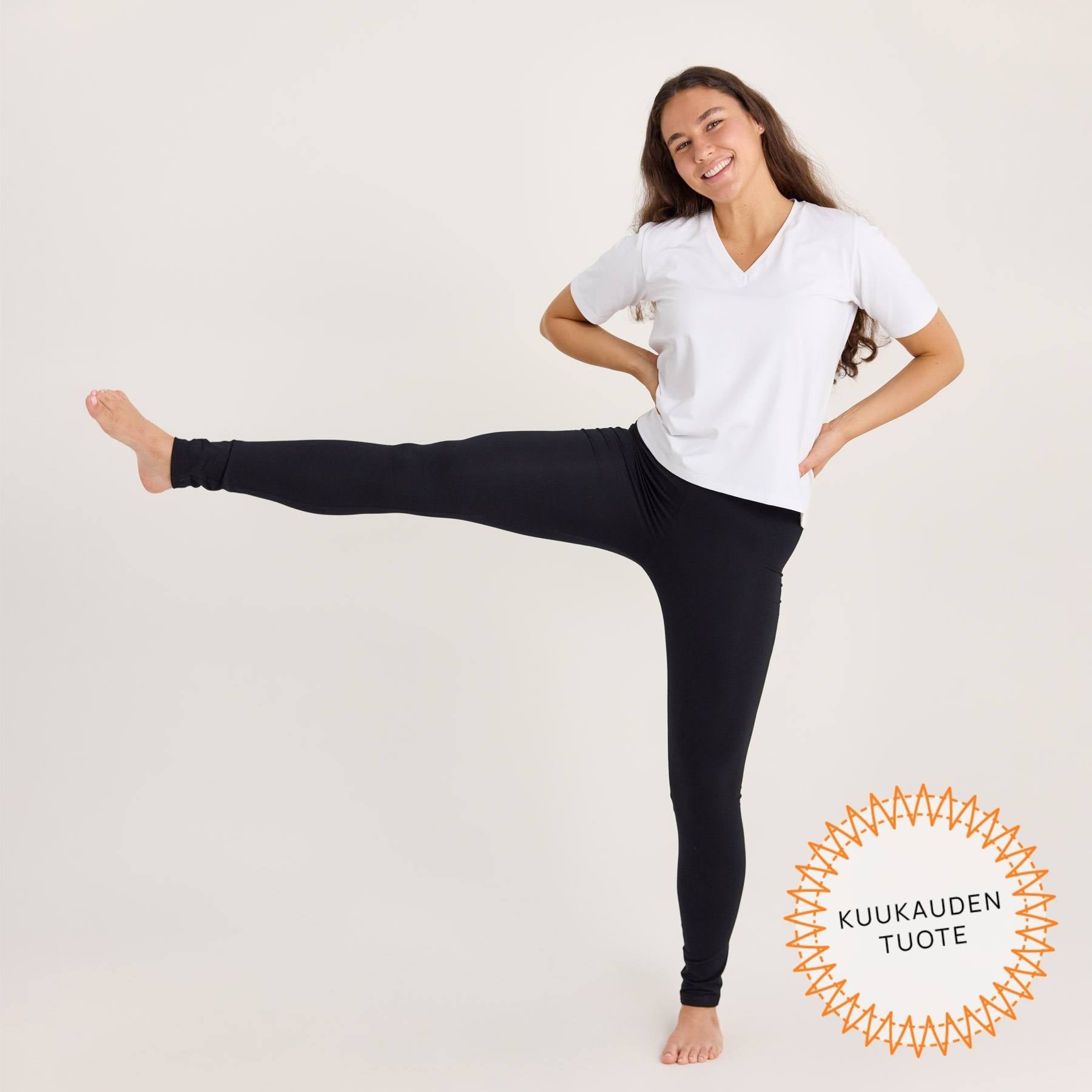 Valkoinen jokapaikan t-paita ja mustat bambuleggingsit toimivat arkeen, liikuntaan ja vapaa-aikaan.