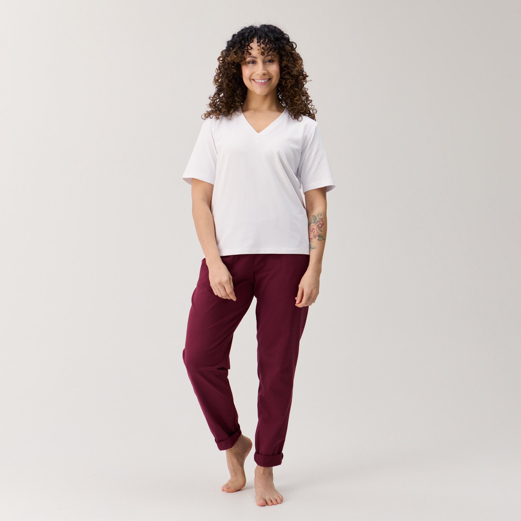 Viininpunaiset Jokapaikan housut lahkeet käärittyinä. 