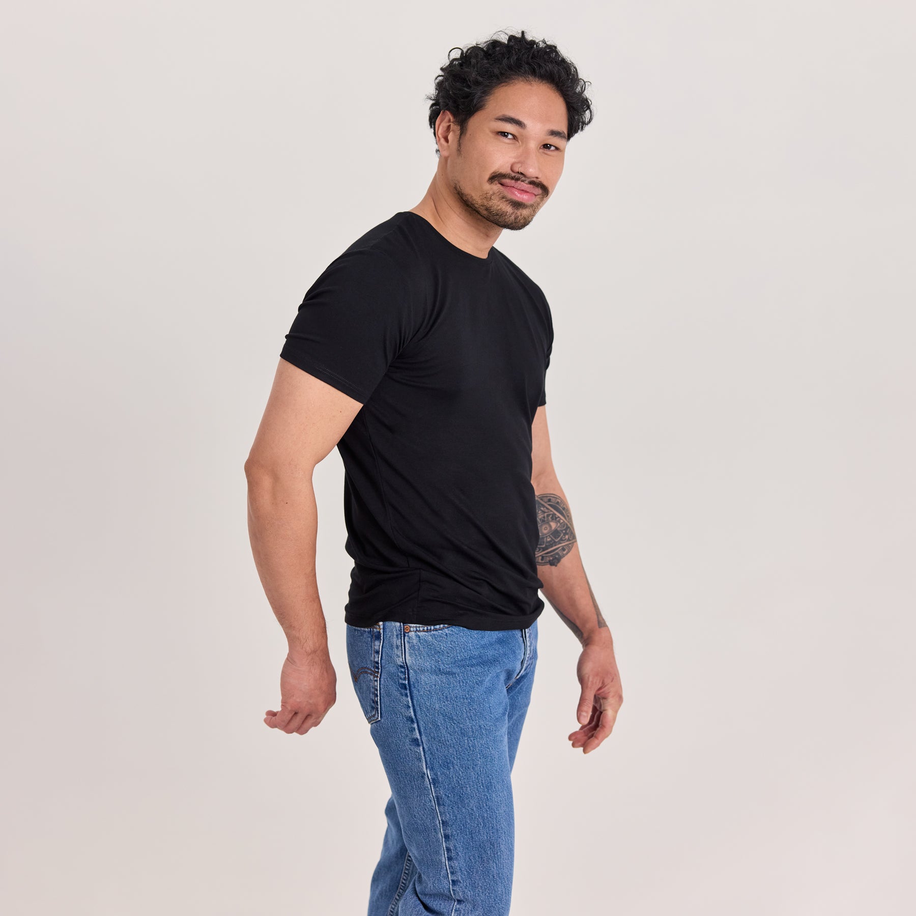 Miesten slimmi t-paita värissä musta. Ihonmyötäinen, hengittävä ja pehmeä bambuviskoosinen paita. 