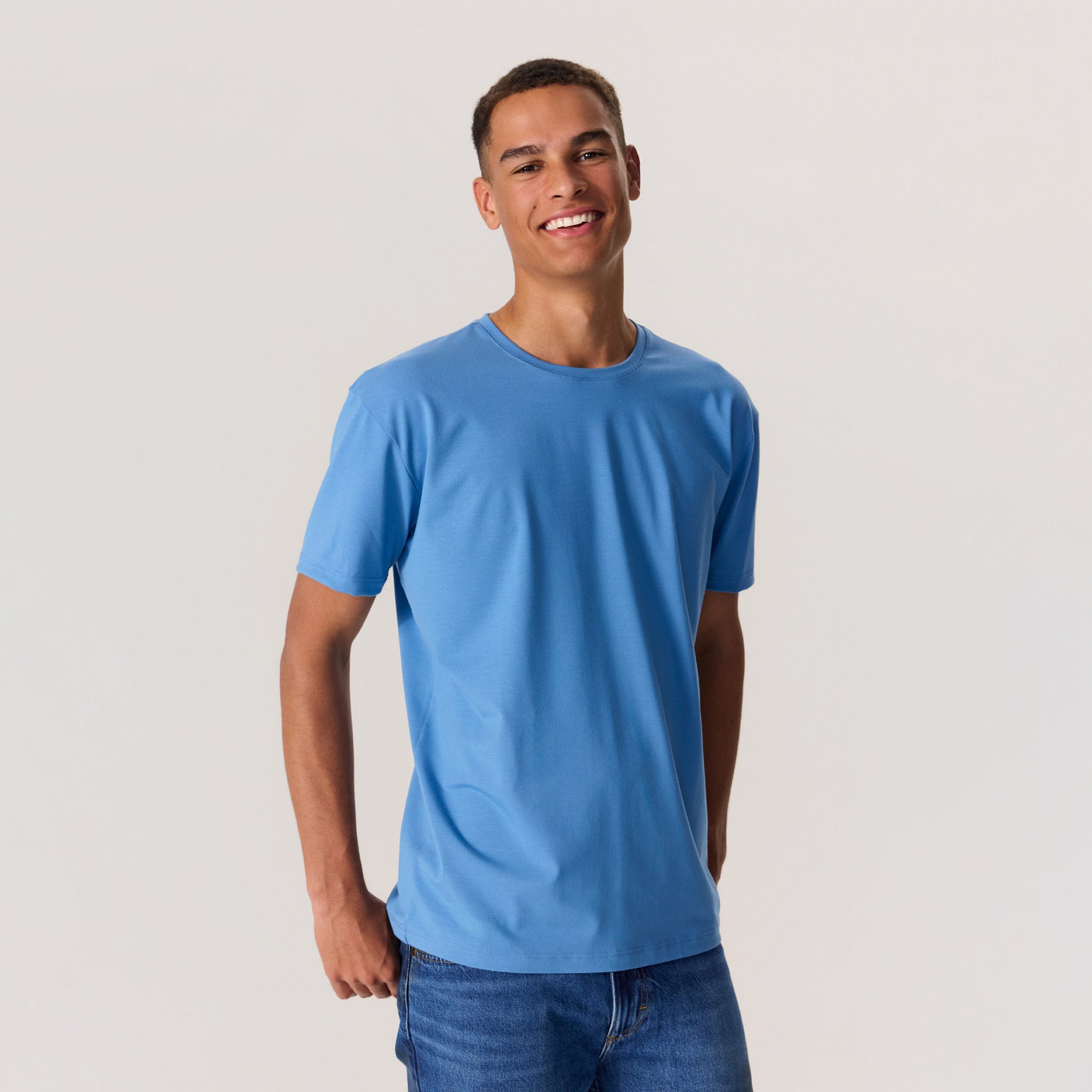 Harmaansininen SLIMMI miesten t-paita on valmistettu Suomessa, Kangasalla pehmeästä ja napakasta viskoosista (bambu).