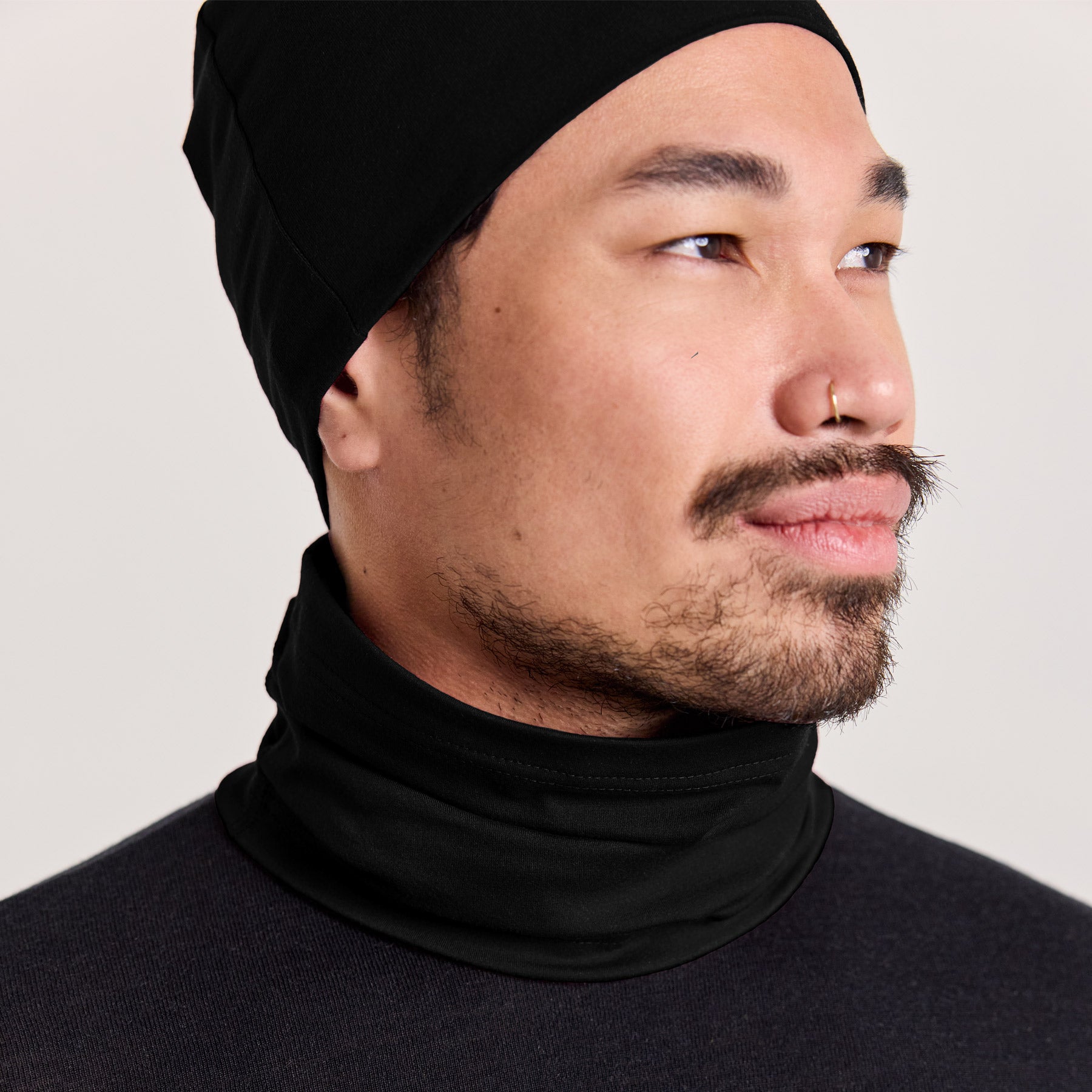 Musta pipo ja tuubihuivi bambusta. Hengittävät, pehmeät ja napakat asusteet ympäri vuotiseen käyttöön. Valmistettu Kangasalla.