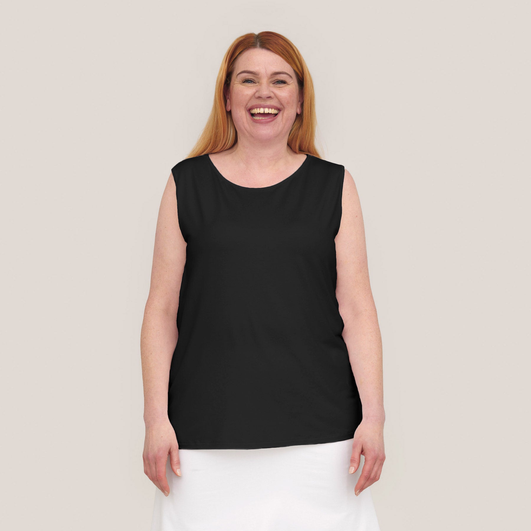 Musta pitkänmallinen toppi, jossa on leveät olkaimet. Toppi ulottuu noin lantiolle asti.