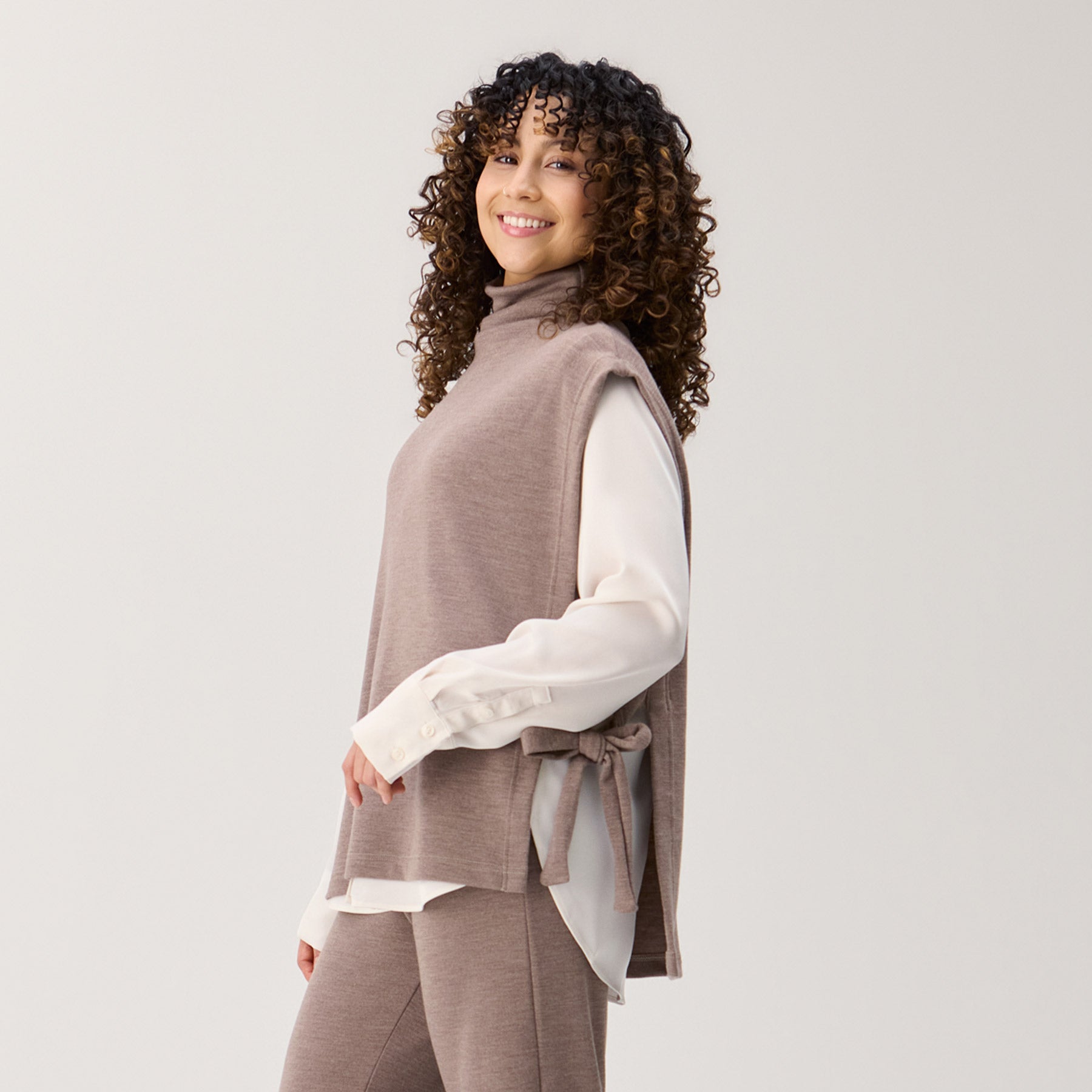 Liivikauluri meleeratun beigen värisenä. Valmistettu Kangasalla, 100% merinovillaa.