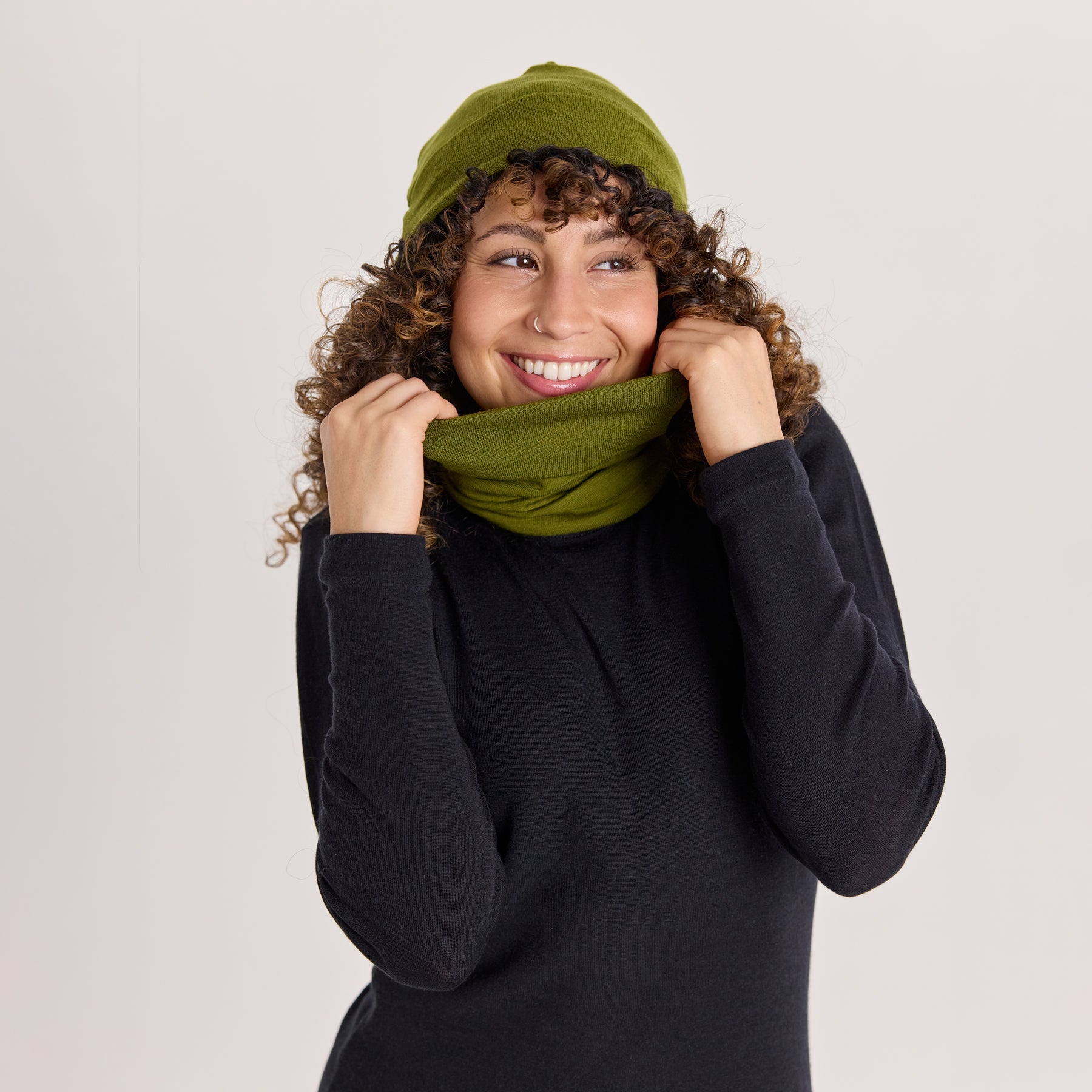 Vihreä METSÄ tuubihuivi on valmistettu pehmeästä ja hengittävästä merinovillasta.