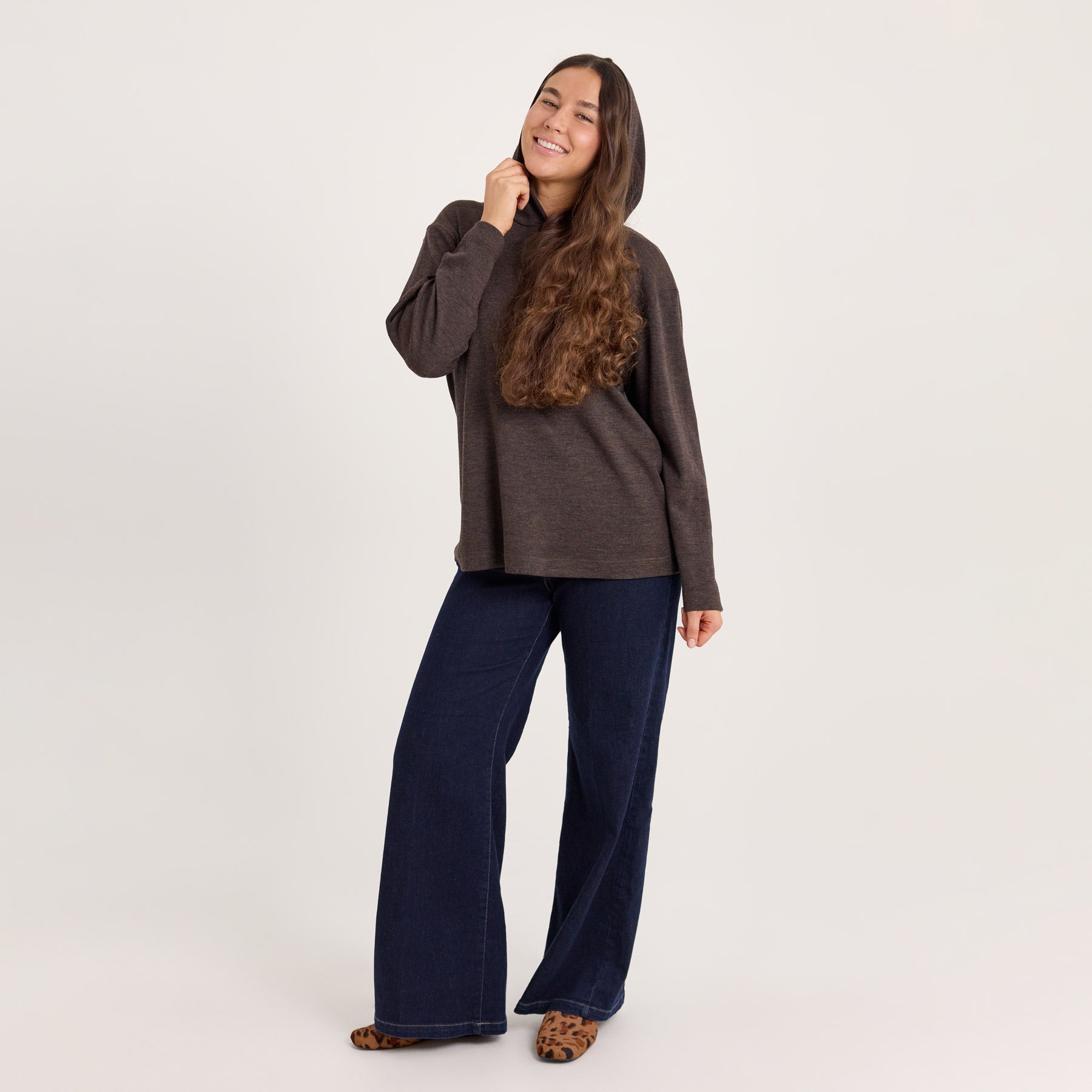 Suora huppari meleeratun ruskeana. Yhdistetty tummansinisiin farkkuihin ja ruskeisiin kenkiin. Rento ja yksinkertainen asu arkeen ja toimistolle.