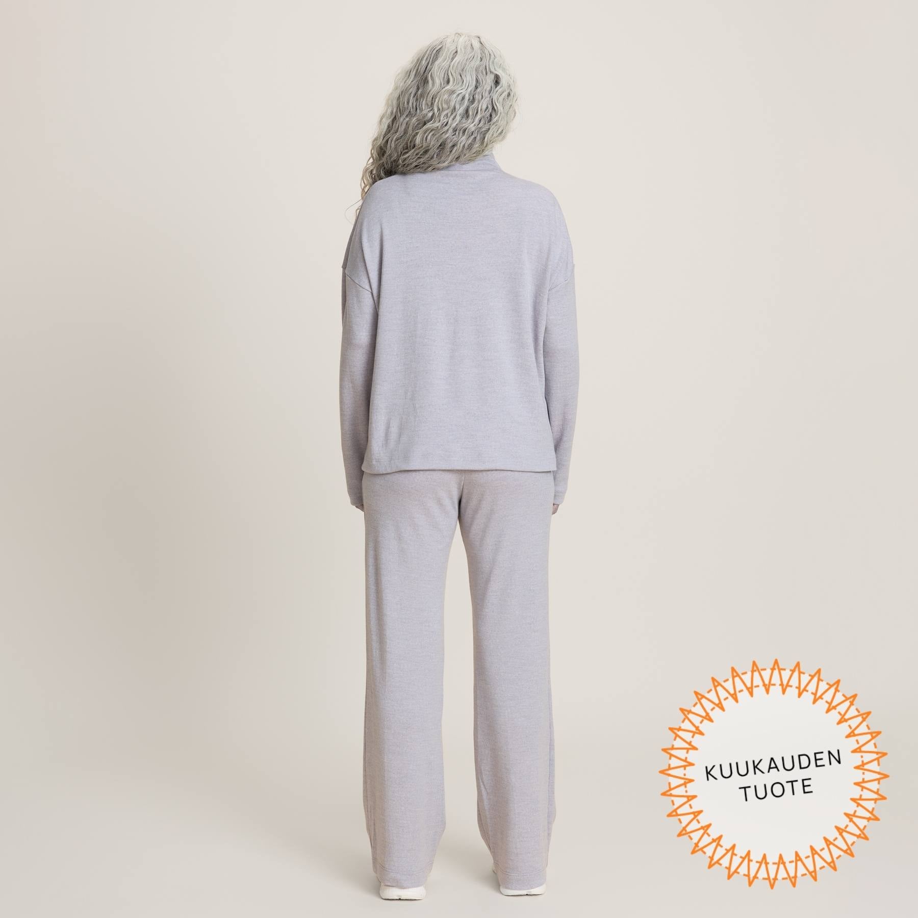 Harmaat rennot neulehousut kuvattuna takaapäin. Housut ovat suorat ja lahkeista hieman levenevät housut.