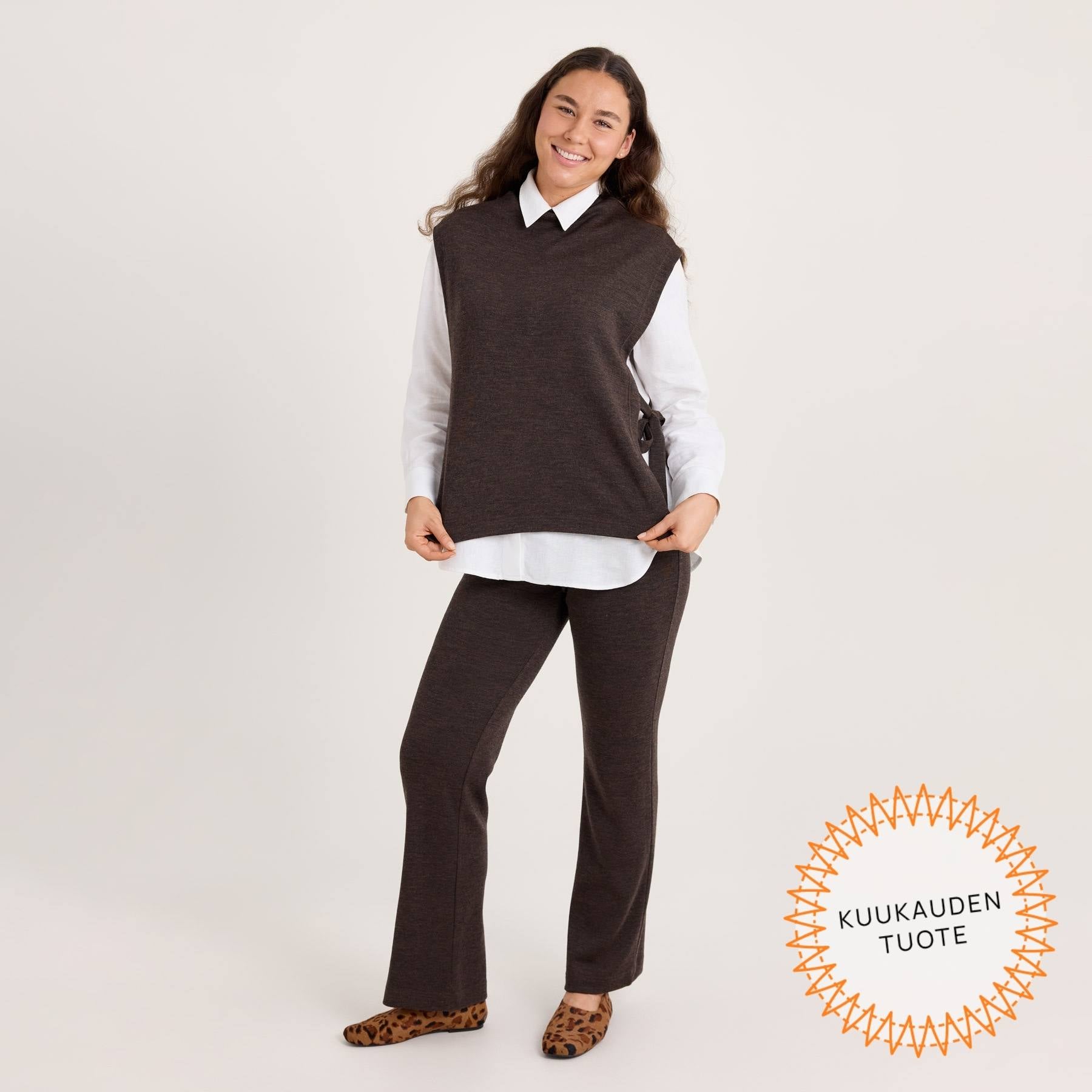 Rennot neulehousut ja liivikauluri meleeratun ruskeana. Rennot neulehousut ovat joulukuun kuukauden tuote, ja koodilla HOUSUT saat ilmaiset toimituskulut tuotteelle.