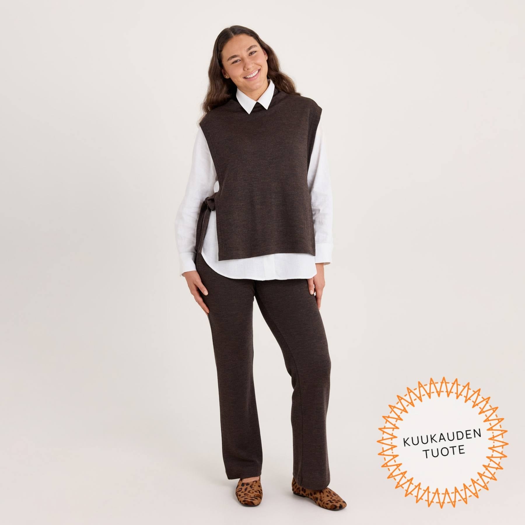 Joulukuun kuukauden tuote: Rennot neulehousut. Kuvassa on meleeratun ruskeat neulehousut.