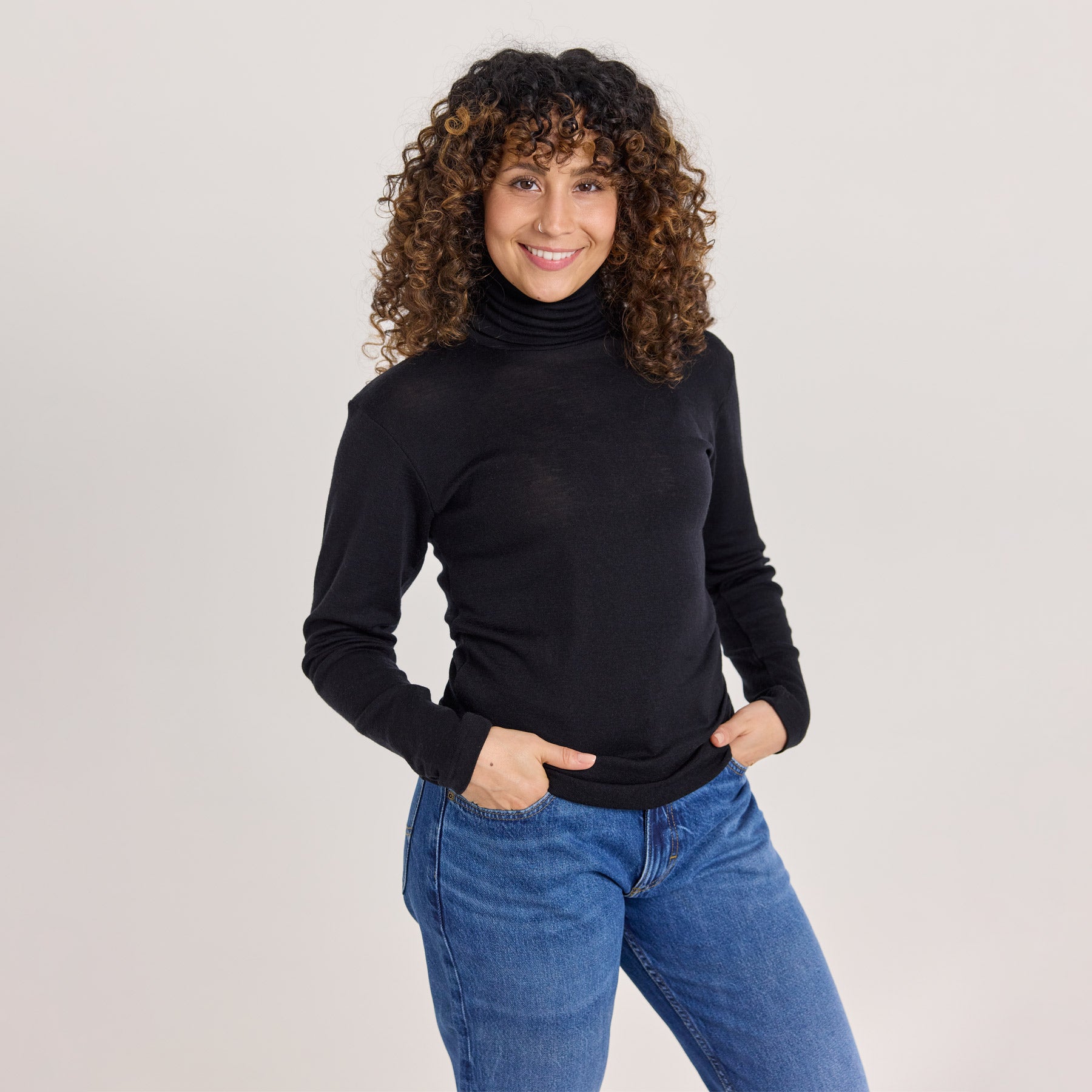 Ylellisen pehmeä ja hengittävä KLASSIKKO neulepoolo on valmistettu merinosilkistä.