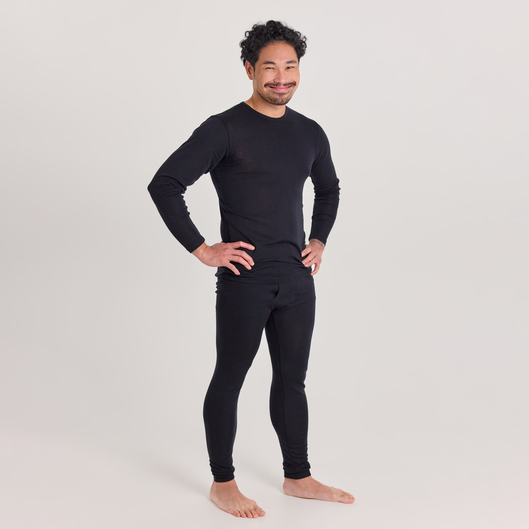 KLASSIKKO miesten pitkähihainen paita ja KLASSIKKO miesten pitkät kalsarit sepalusaukolla mustan värisenä. Kerrasto tarjoaa lämmikettä ja joustavuutta kerrospukeutumiseen.