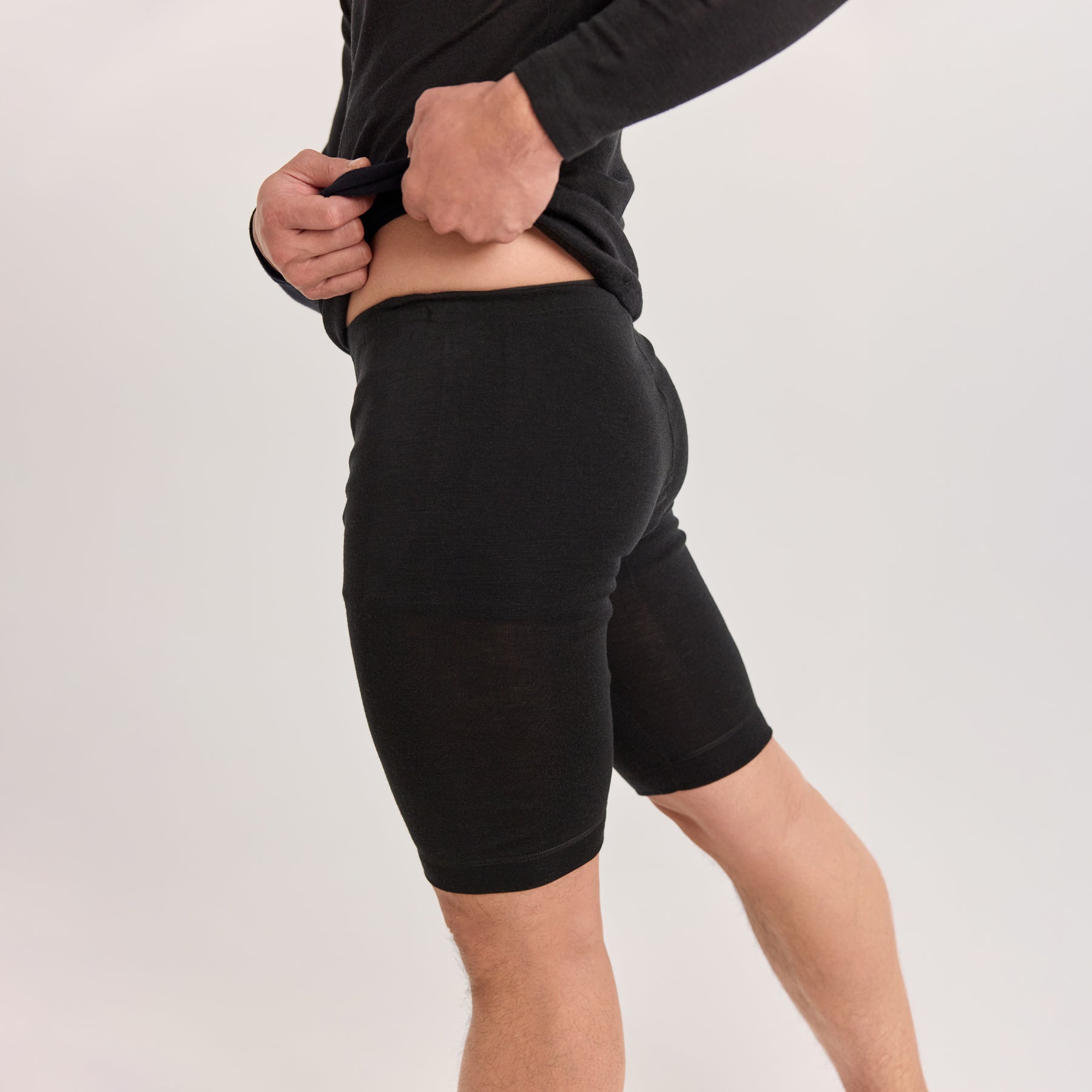 Lähikuva KLASSIKKO miesten lahjehousuista, jotka istuvat kevyesti ja hengittävät miellyttävästi. Pehmeä materiaali tuo lämpöä ja mukavuutta arkeen.