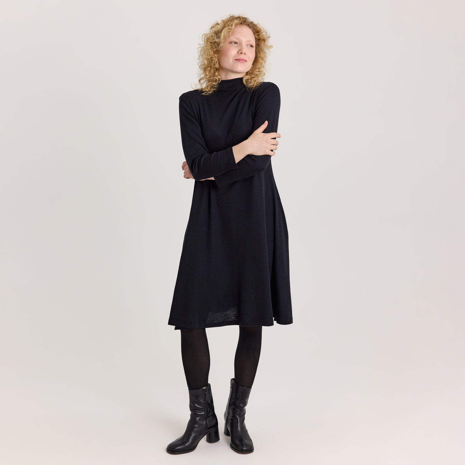 Mallilla on päällään musta KAIHO kellomekko, mustat sukkahousut ja mustat nilkkurit. Tyylikäs ja elegantti asu toimistolle ja palavereihin.