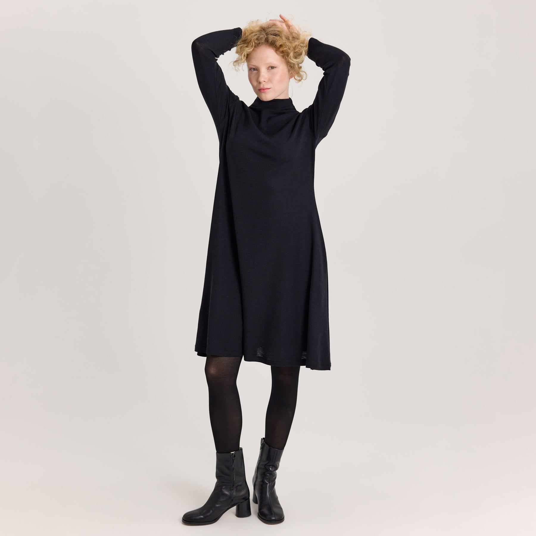 Tyylikäs musta KAIHO kellomekko yhdistettynä mustiin sukkahousuihin ja nilkkureihin. Huoliteltu asukokonaisuus työ- ja juhlapukeutumiseen.