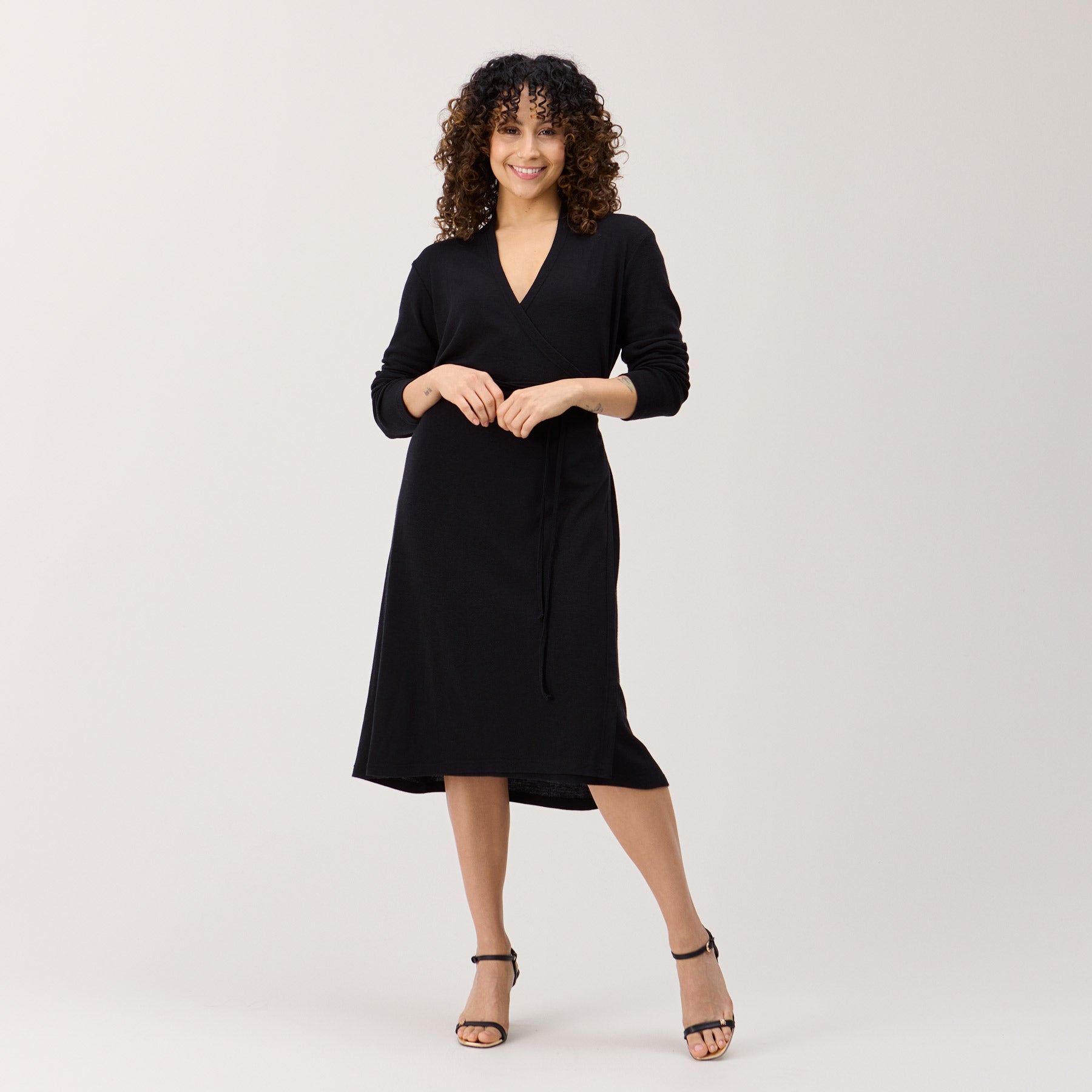 KAIHO merinosilkkinen pitkähihainen kietaisumekko käytössä juhlapukeutumisessa korkokenkien kanssa. Kevyt ja hengittävä materiaali sopii ympäri vuoden.