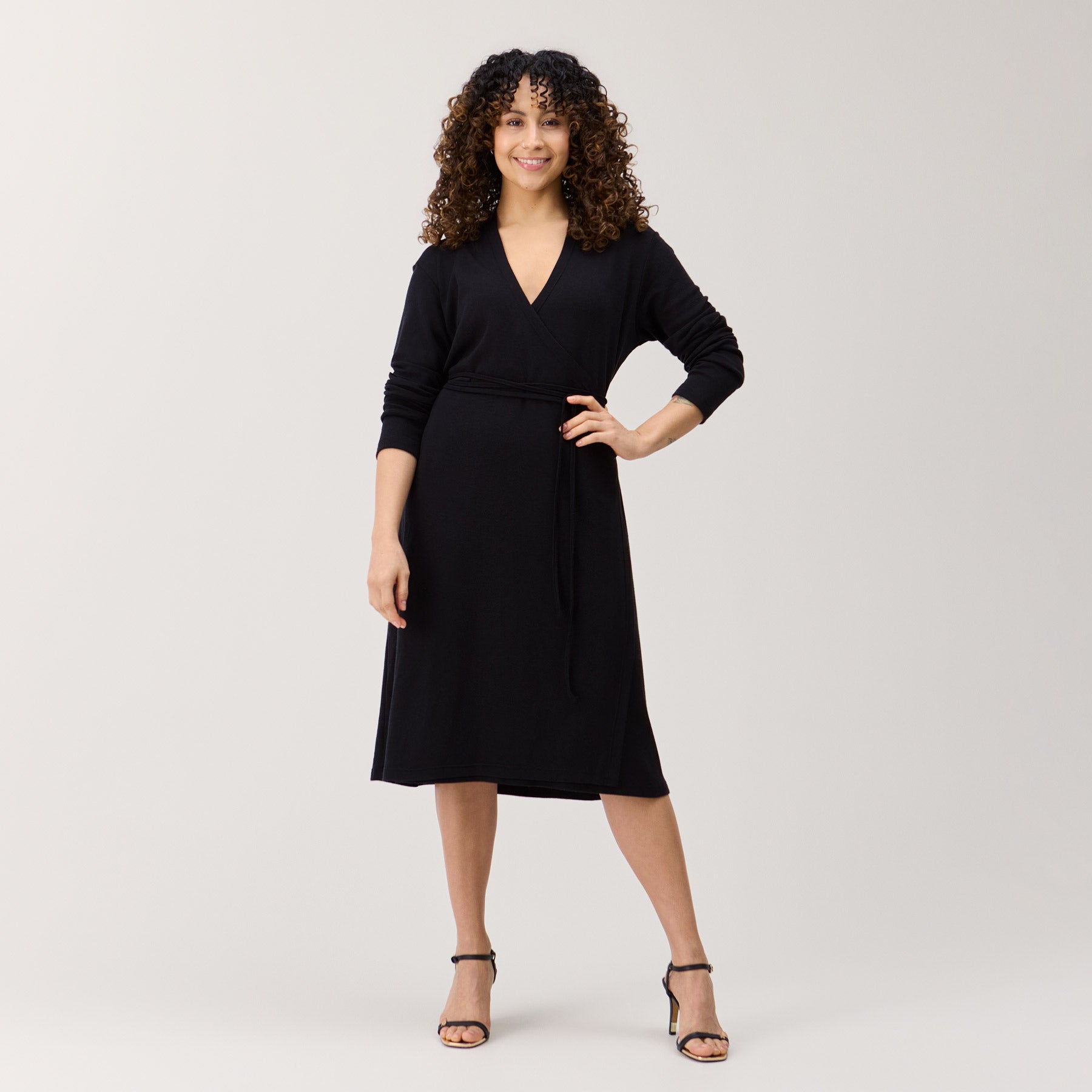 KAIHO merinosilkkinen kietaisumekko edestä kuvattuna. Valmistettu pehmeästä ja hengittävästä merinosilkistä.