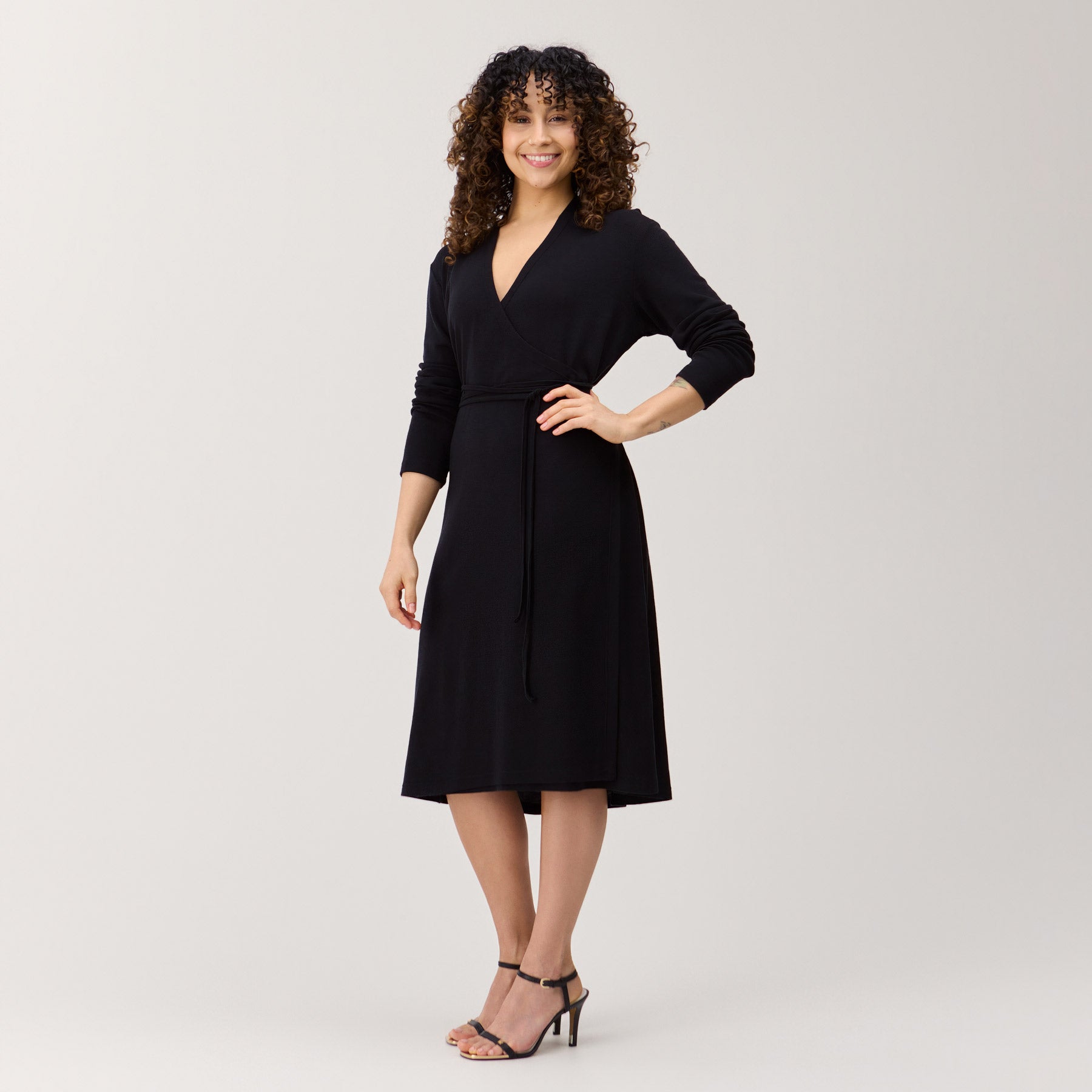 Sivuprofiili merinosilkkisestä kietaisumekosta. Kevyesti laskeutuva helma ja vartaloa imarteleva leikkaus.