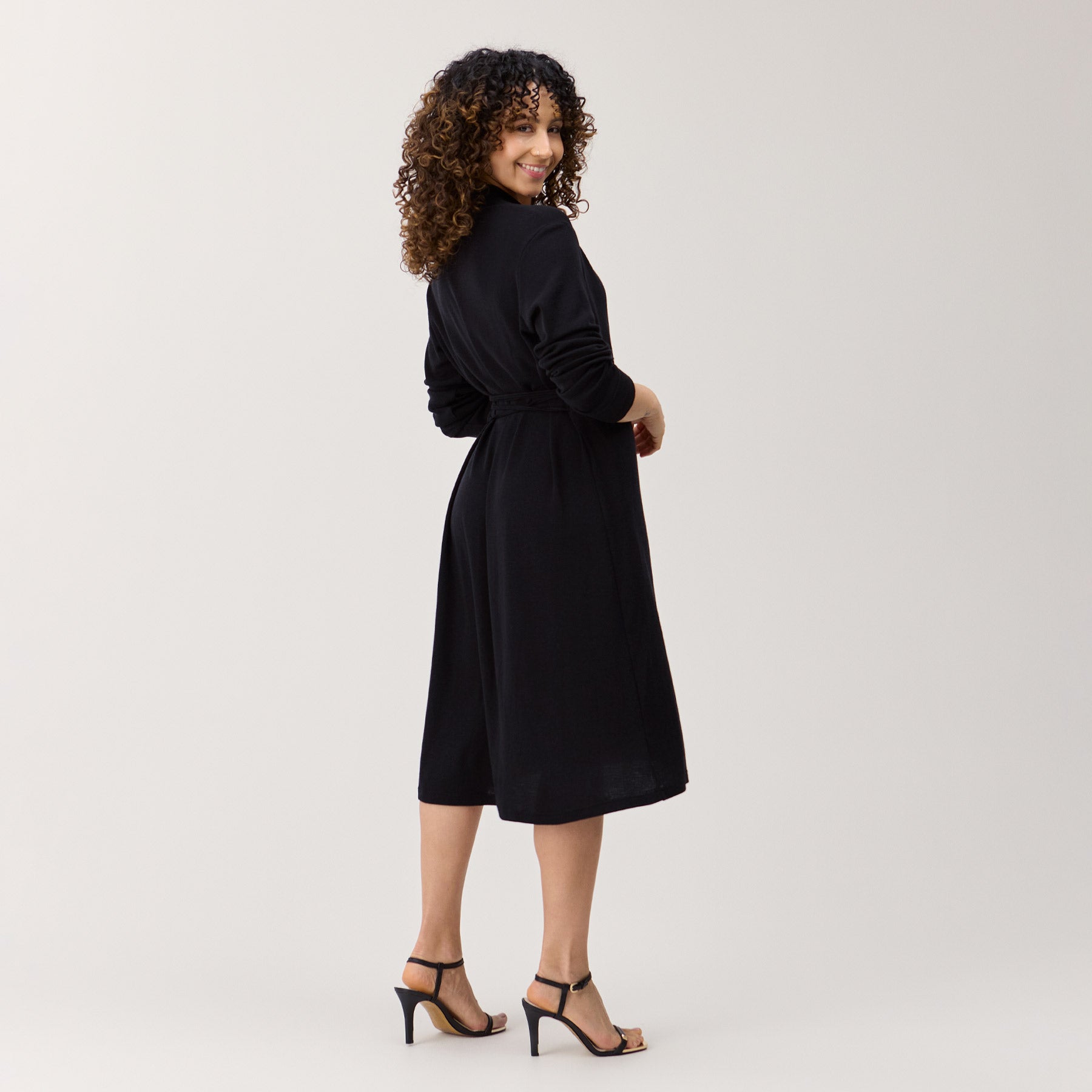 Merinosilkkinen kietaisumekko takaa. Siisti selkälinja ja vyötärölle solmittava nauha.