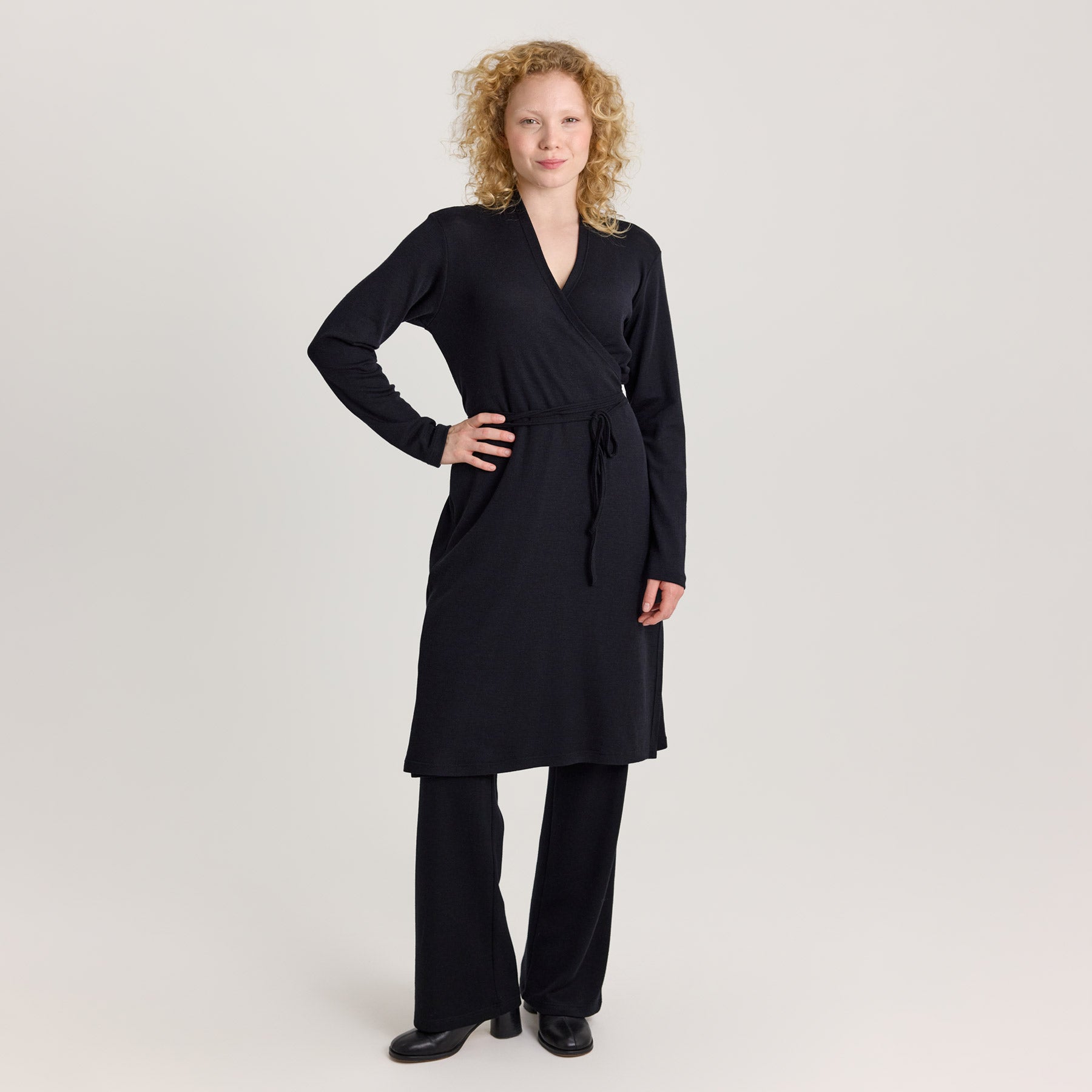 KAIHO pitkähihainen merinosilkkinen kietaisumekko yhdistettynä suoriin bambuhousuihin. Ajaton, tyylikäs ja työhön sopiva asu.