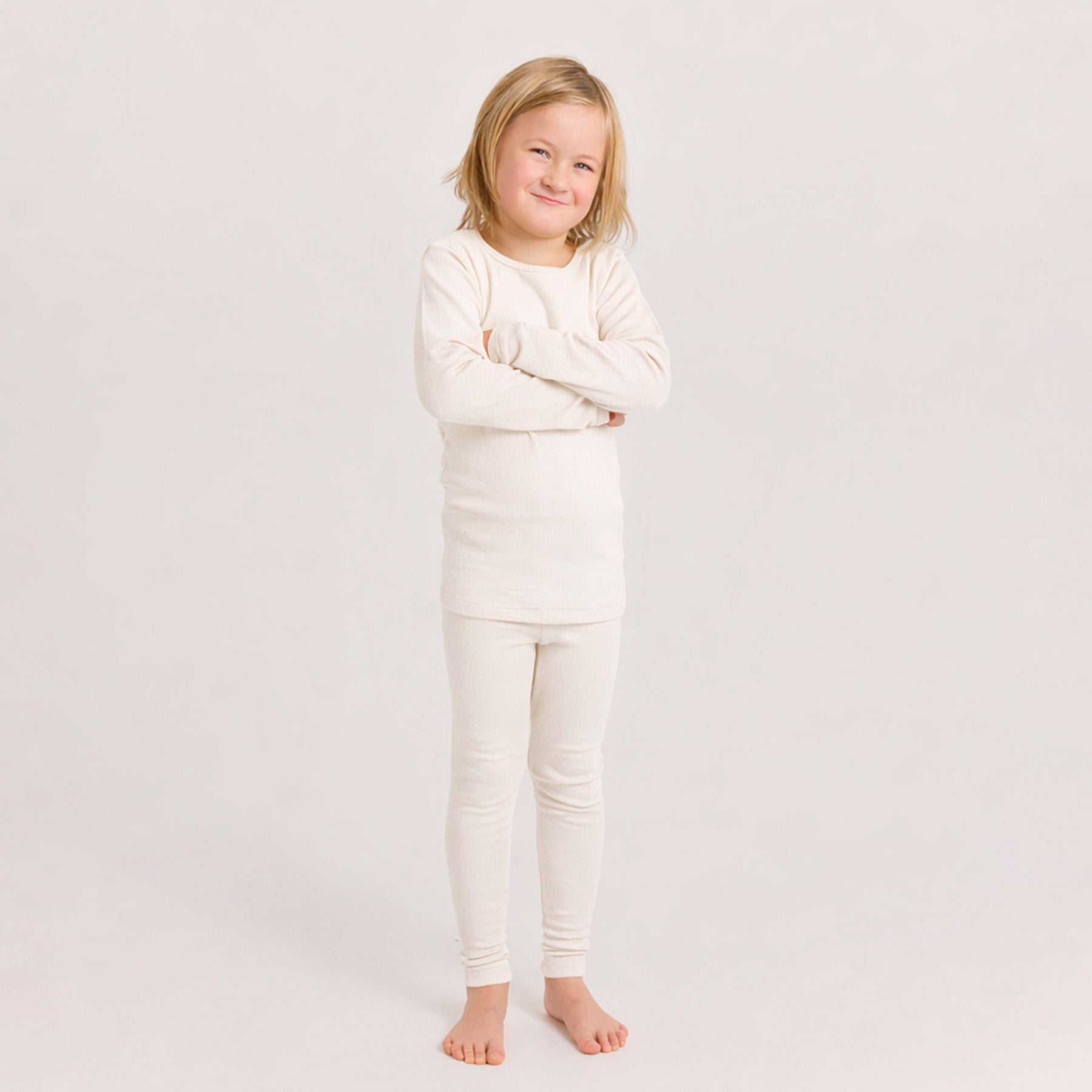 KLASSIKKO lasten pitkähihainen paita ja KLASSIKKO pitkikset luonnonvalkoisina. Pehmeä ja kutittamaton kerrasto lapselle merinosilkistä.
