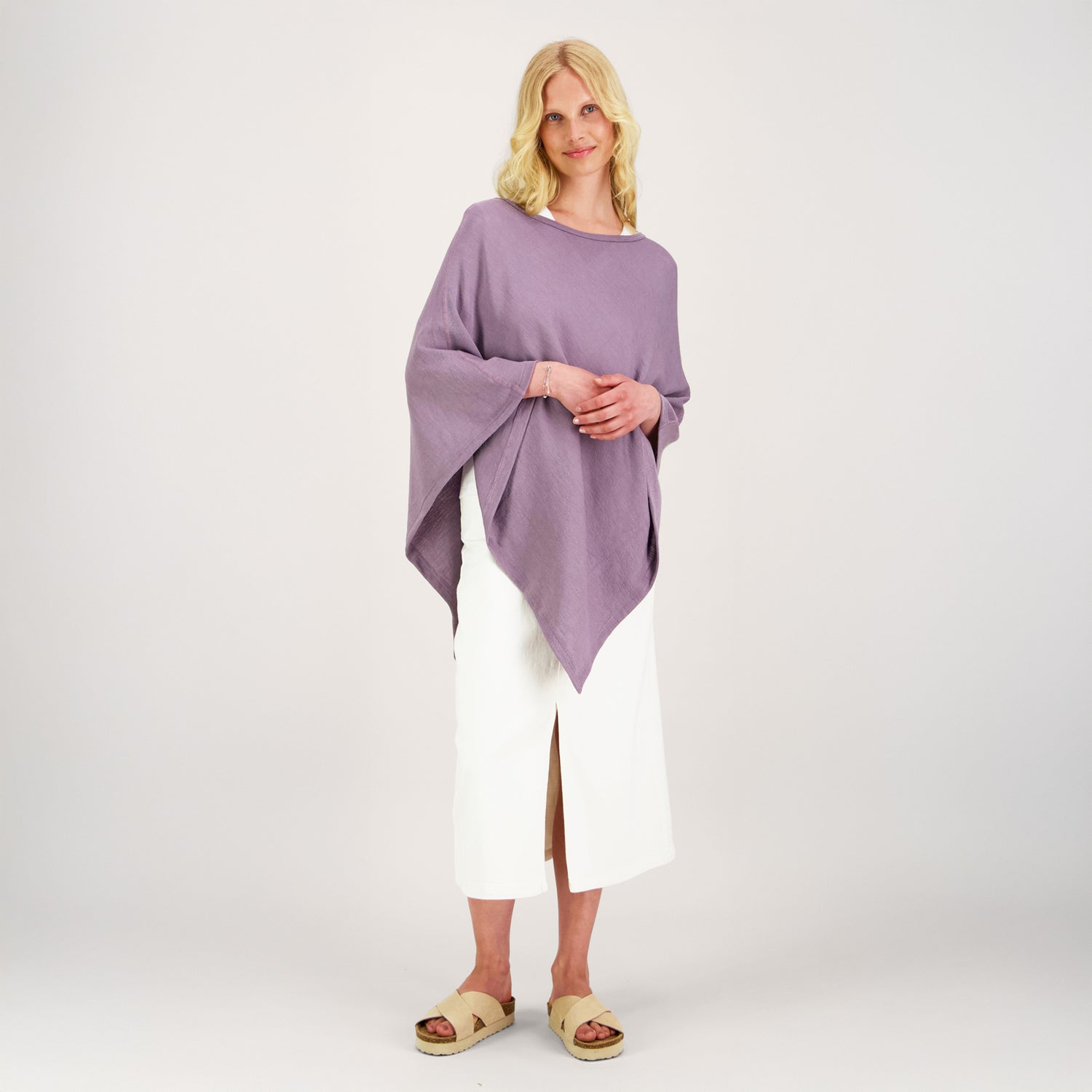 Merinosilkkinen poncho laventelin sävyssä