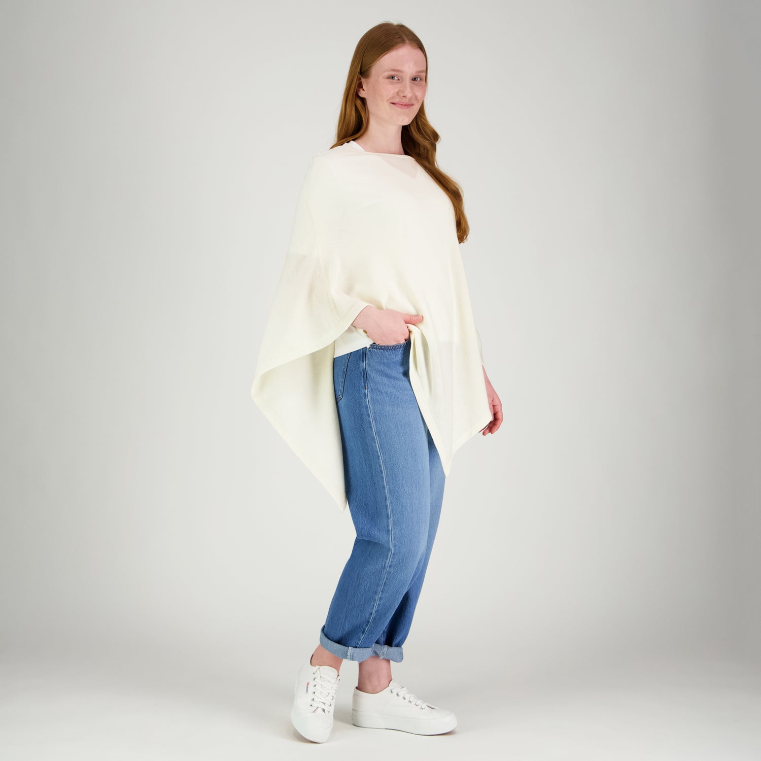 Luonnonvalkoinen KLASSIKKO poncho merinosilkistä. Poncho on kevyt, mutta lämmin asuste.