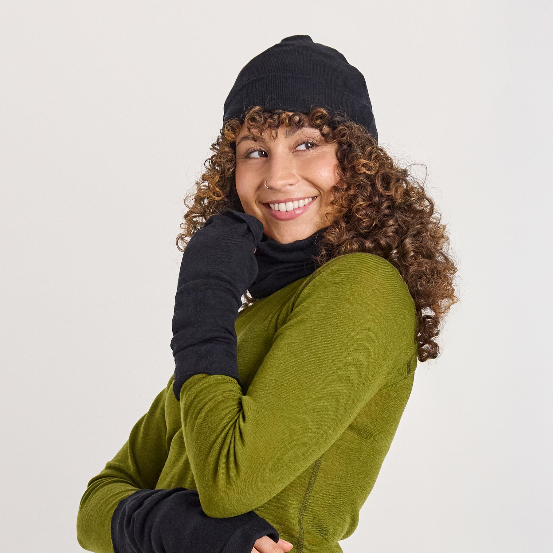 Merinosilkkinen pipo on kevyt, lämmin ja pehmeä. Mahtuu kypärän alle ja sopii käytettäväksi ulkoiluun, vapaa-aikaan ja urheiluun.