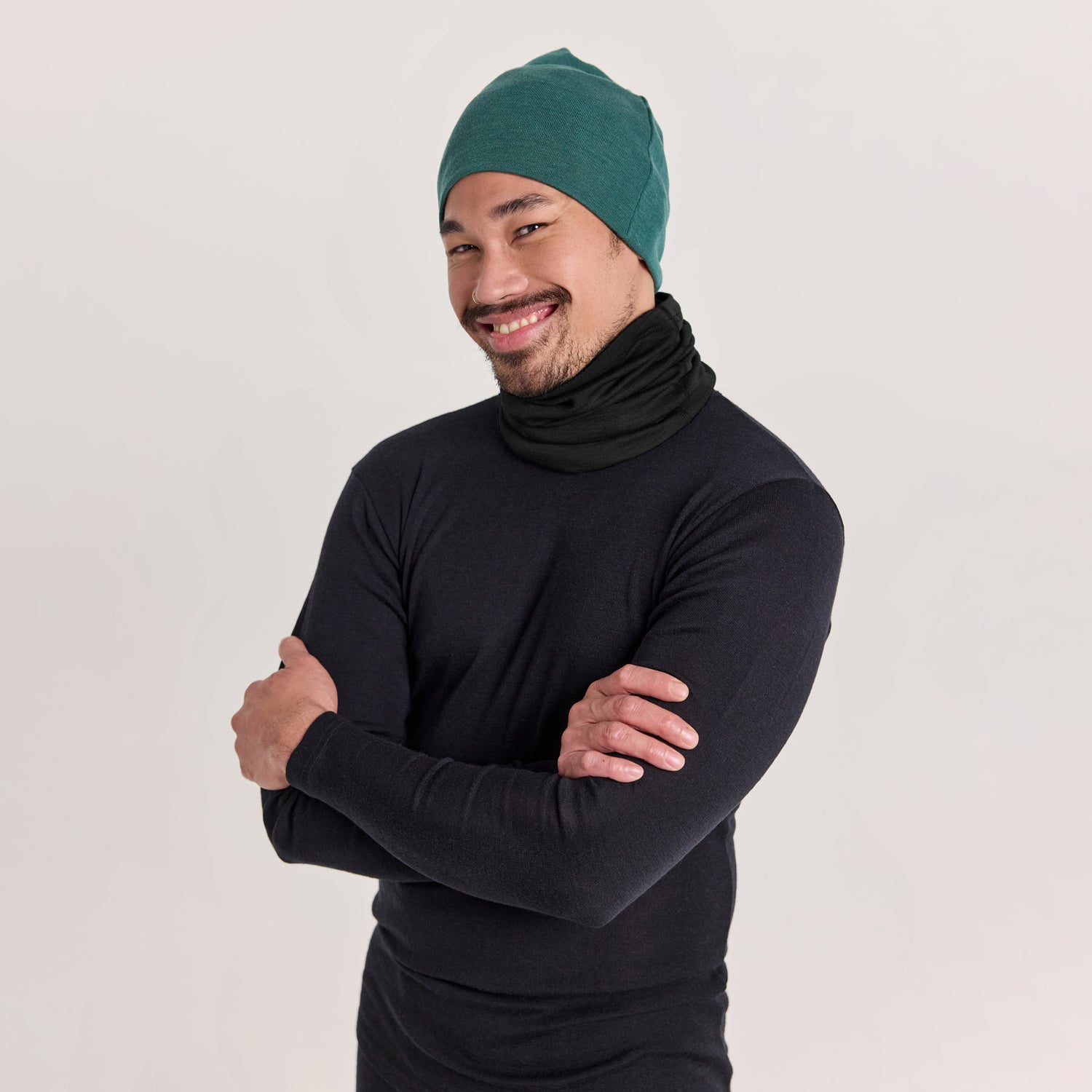 Musta merinosilkkinen tuubihuivi on monikäyttöinen asuste.