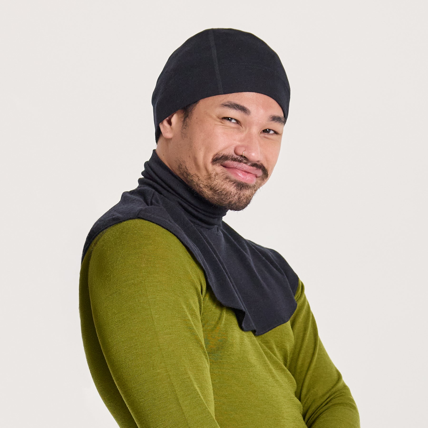 KLASSIKKO kauluri mustana ja KLASSIKKO aluspipo mustana. Hengittävä, lämmin ja kutittamaton kauluri lämmittämään kaulaa ja harteita. Valmistettu ylellisen pehmeästä merinosilkistä.