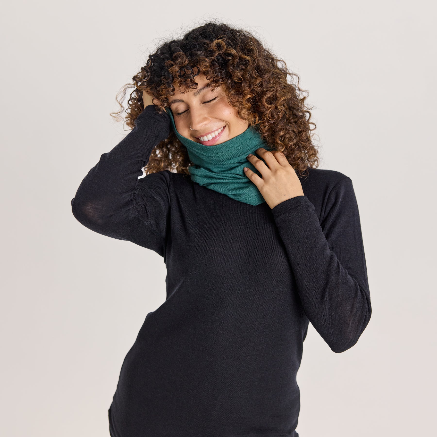 KLASSIKKO tuubihuivi vihreänä. Ylellisen pehmeä, hengittävä ja kutittamaton merinosilkkinen tuubihuivi ulkoiluun ja urheiluun lämmikkeeksi. Valmistettu Suomessa, Kangasalla.