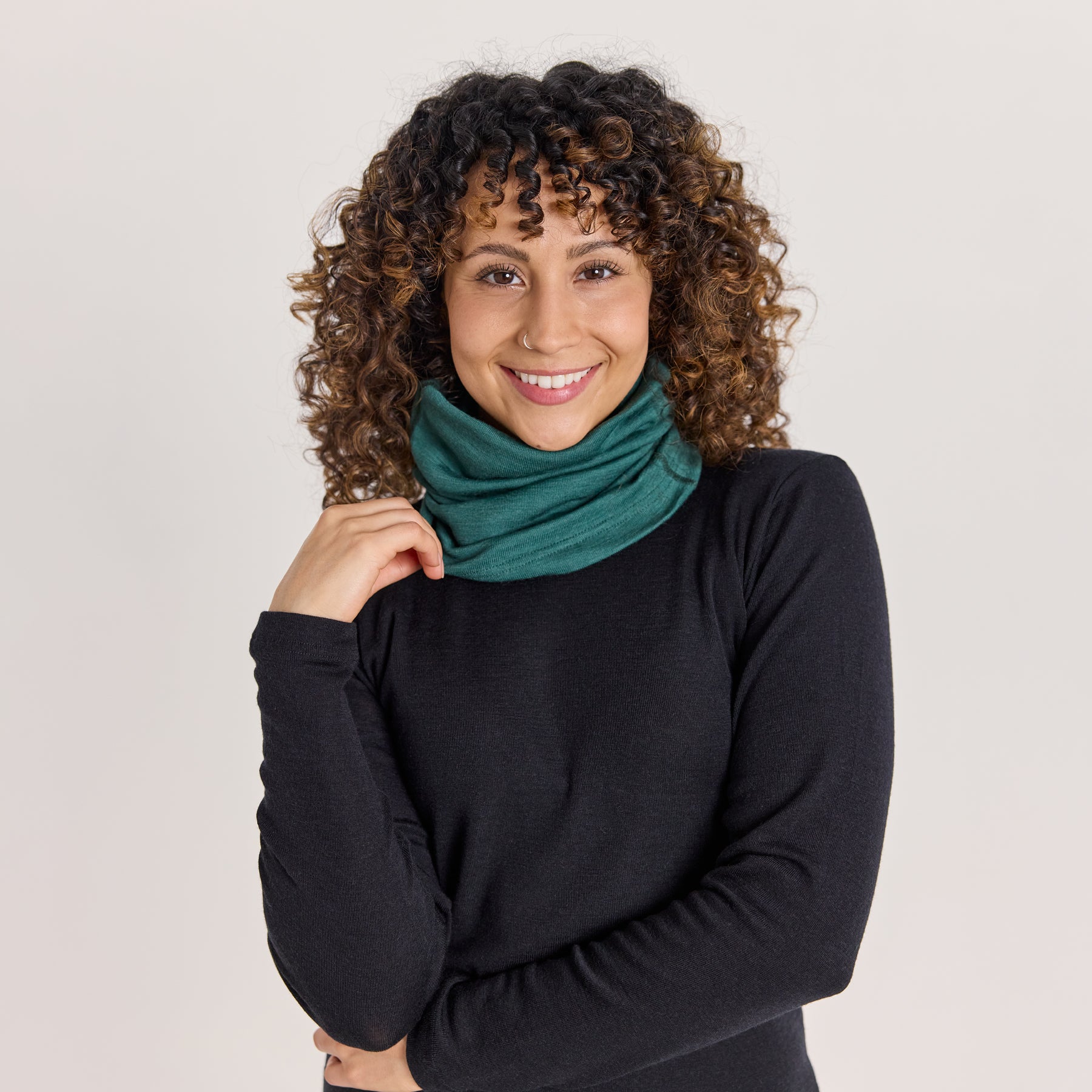 Vihreän värinen KLASSIKKO tuubihuivi merinosilkistä. Monipuolinen tuubihuivi ulkoiluun, urheiluun ja vapaa-aikaan. Valmistettu hengittävästä ja pehmeästä merinosilkistä.