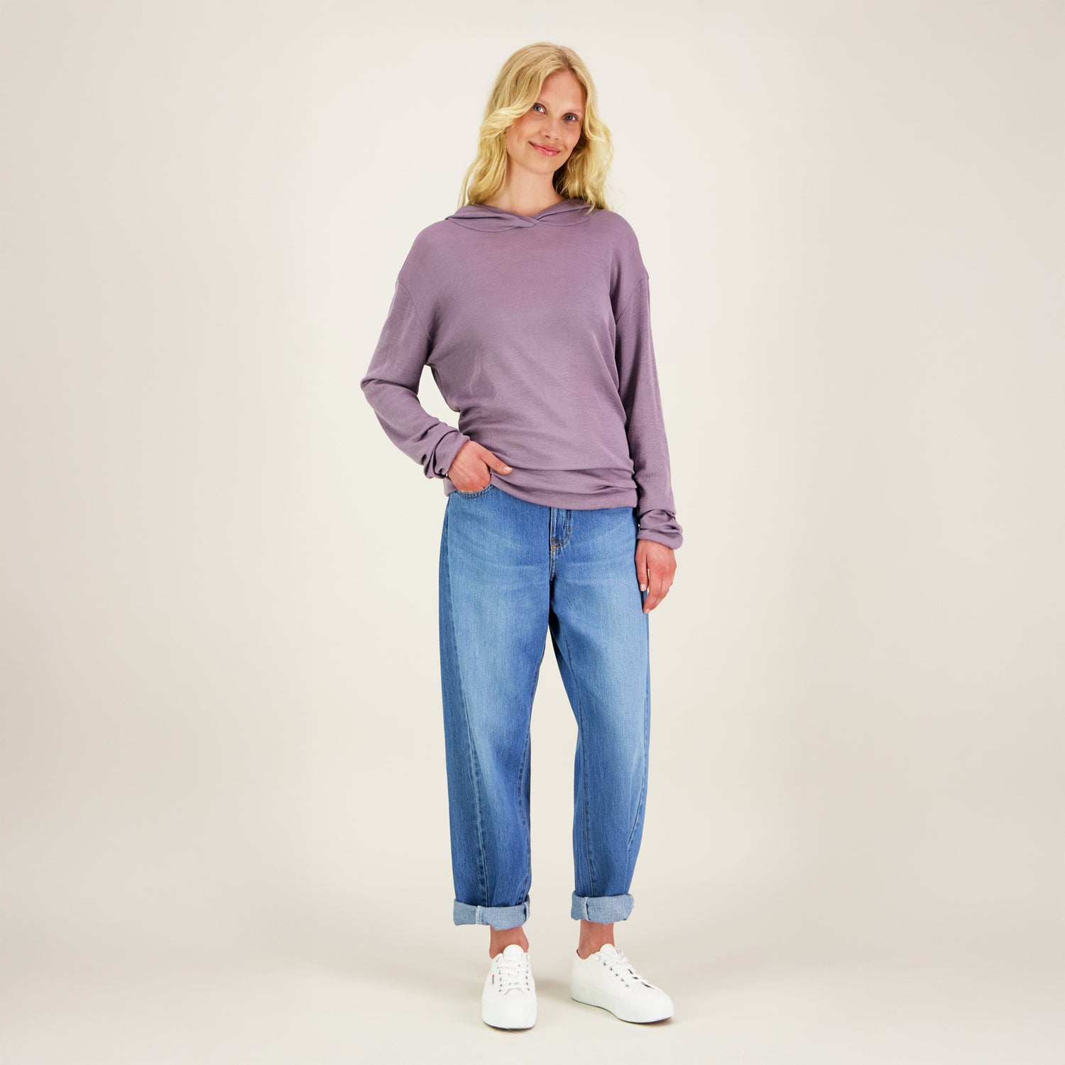 Naismalli laventelin värisessä unisex-mallisessa merinosilkkisessä hupparissa
