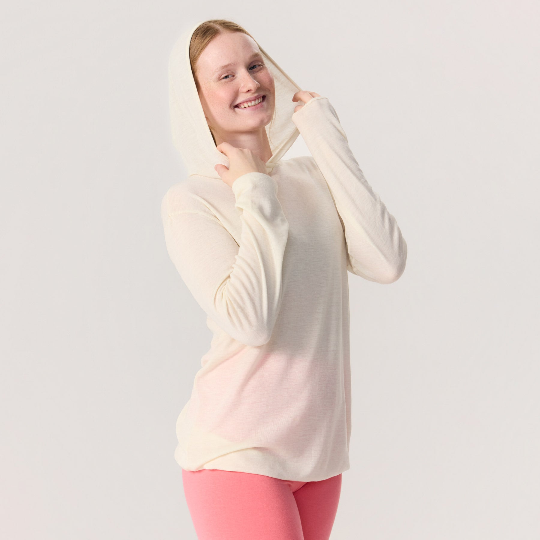 Luonnonvalkoinen KLASSIKKO huppari merinosilkistä. Mallilla on huppu päässä. Kevyt ja ohut merinosilkkii on ylellisen pehmeä ja mukava päällä.