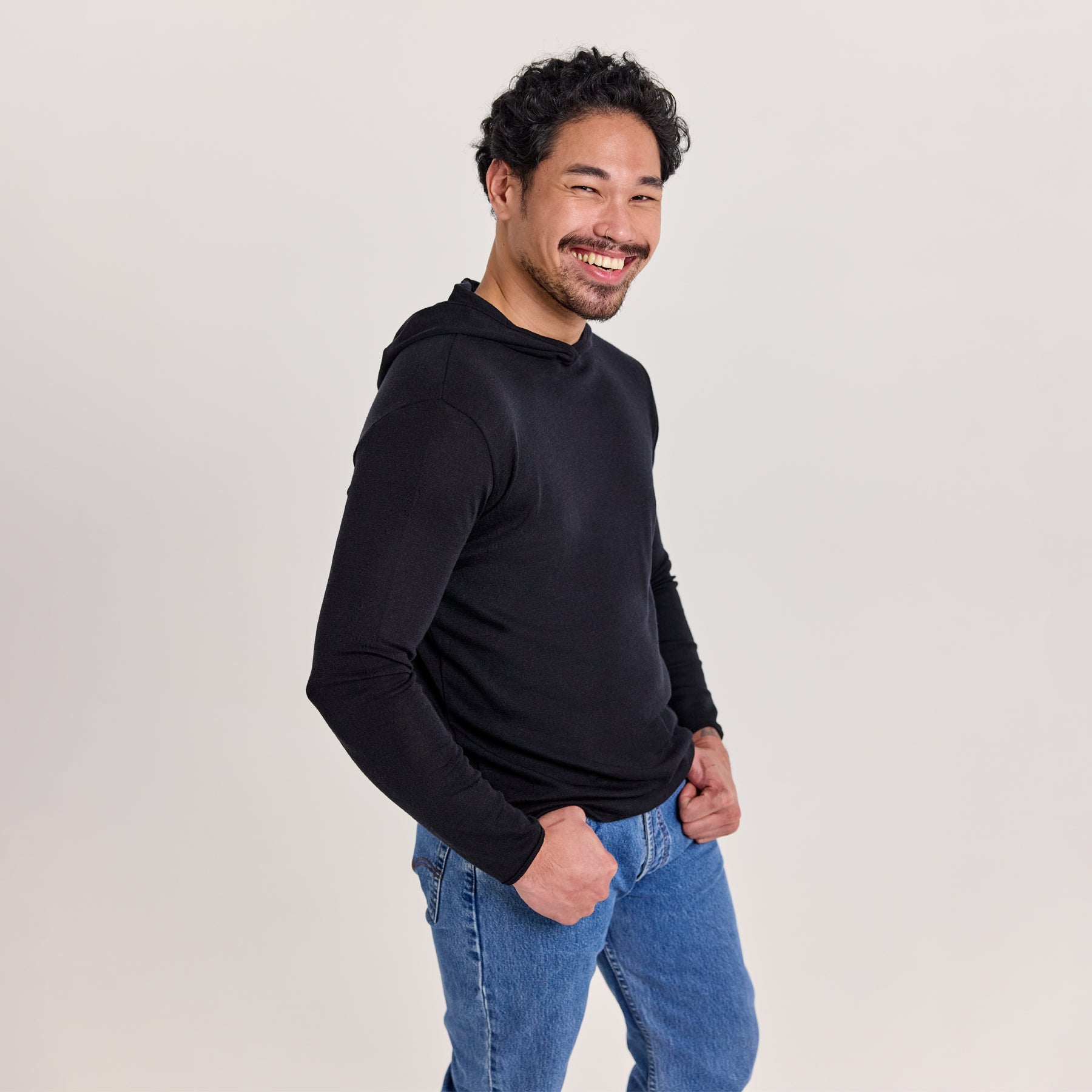 Unisex merinosilkkinen huppari on kotimainen, hengittävä ja pehmeästä materiaalista valmistettu monikäyttöinen huppari.