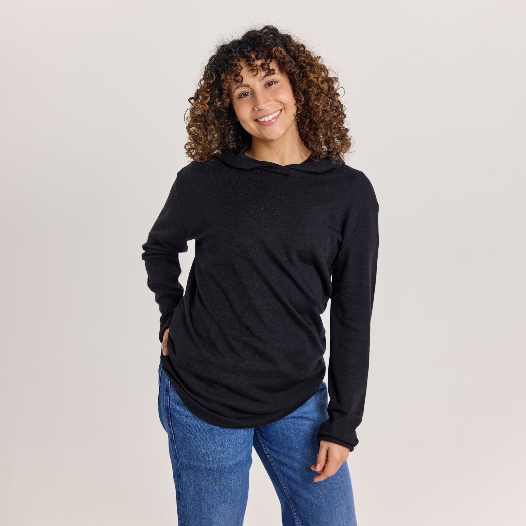 Mustan värinen unisex merinosilkkihuppari, jossa on pehmeä neulos ja huppu. Valmistettu Suomessa Tam Silkin tehtaalla Kangasalla.