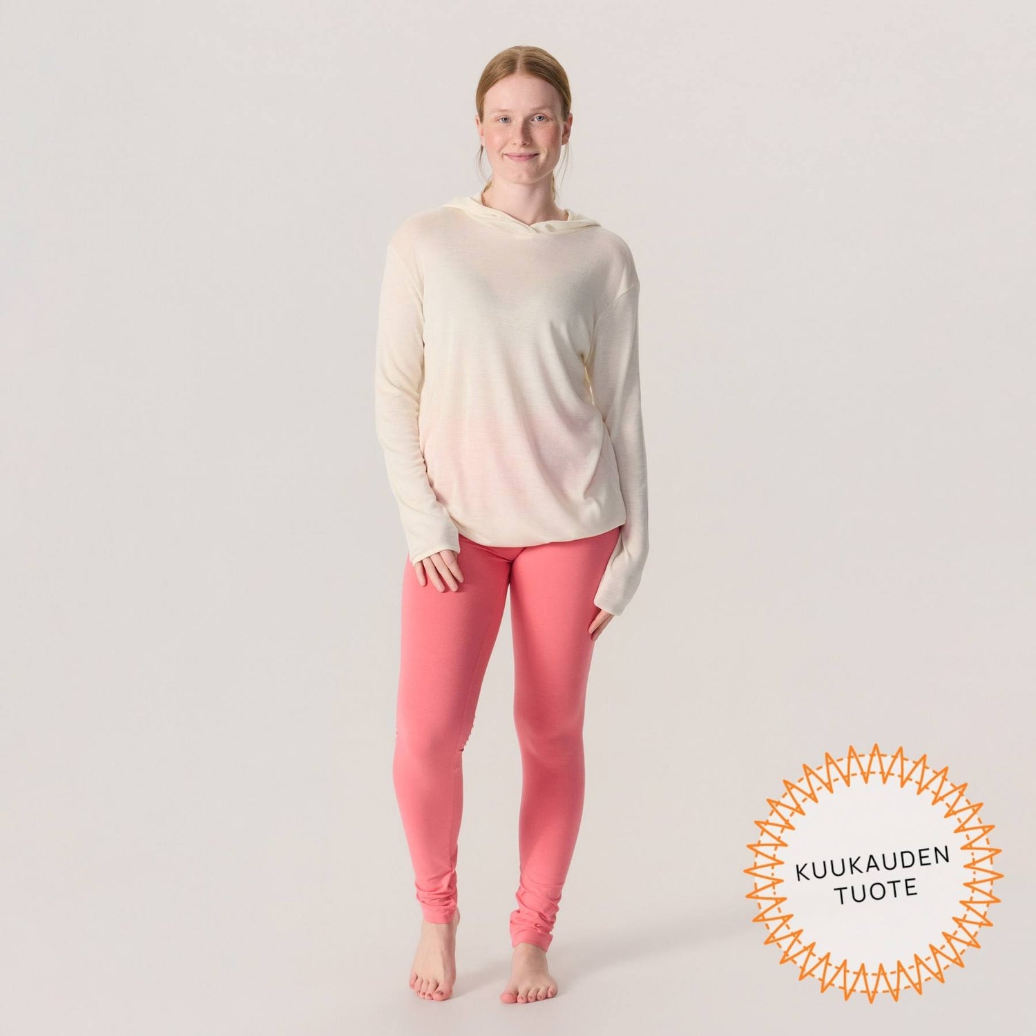 Korallipinkit LEMPI bambuleggingsit ja luonnonvalkoinen merinosilkkinen unisex-huppari.