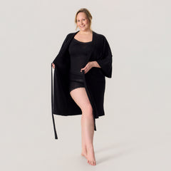 HAIKU kimono sopii käytettäväksi ylellisen pehmeänä aamutakkina. Kuvassa kimono on yhdistetty mustien pitsillisten bambutopin ja bambubokserien kanssa.