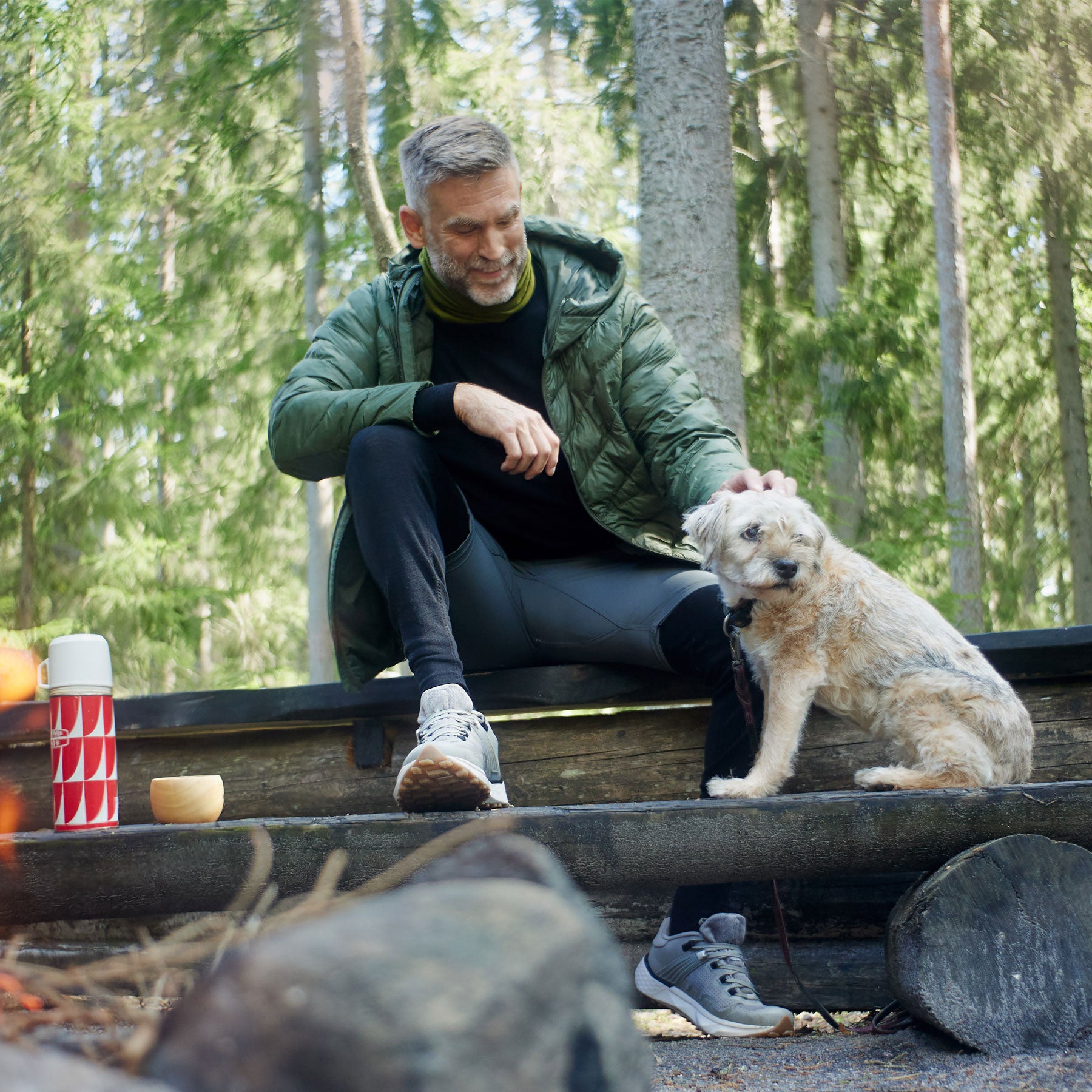 Miesten Perus merinovillapaita ja housut käytössä vaelluksella.