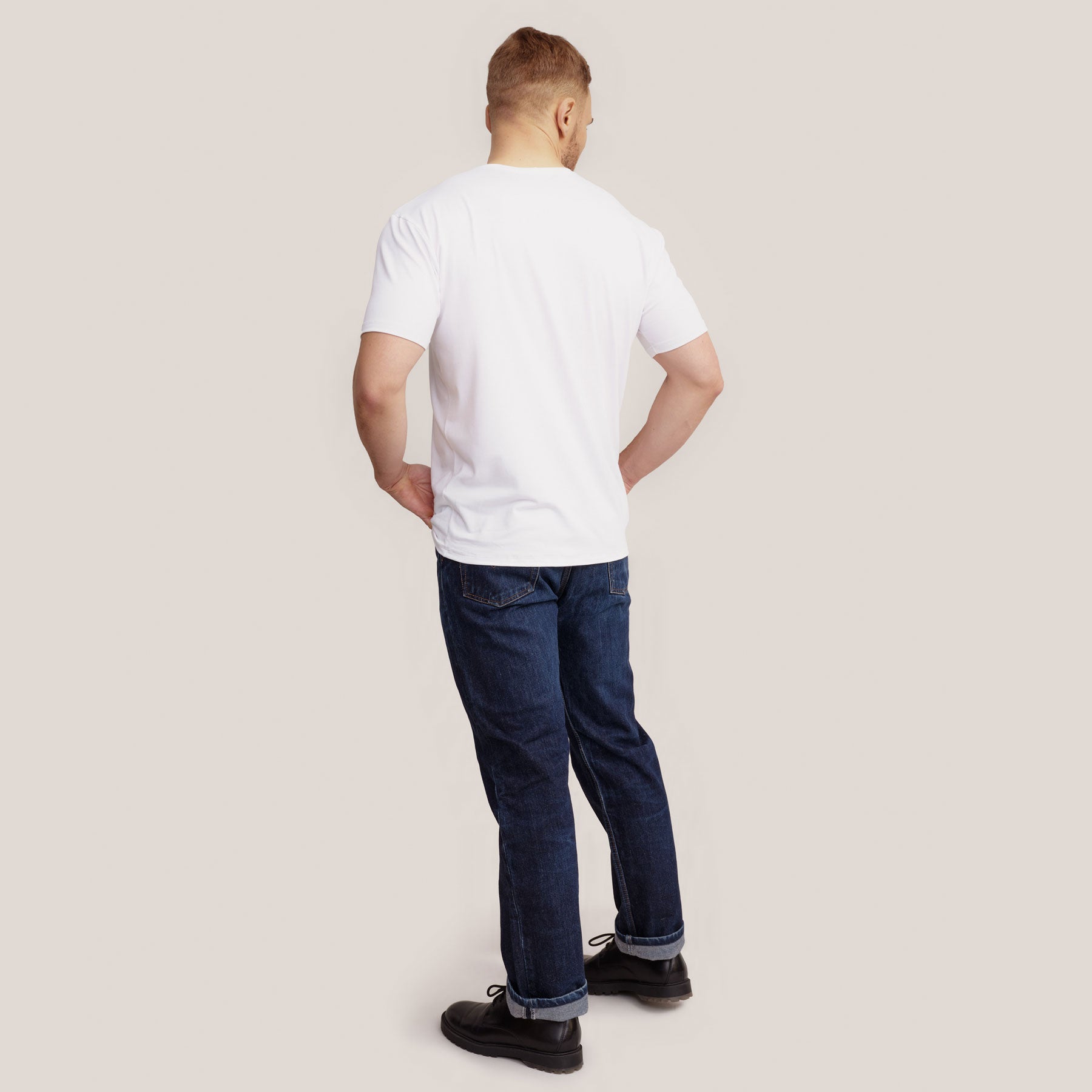 Miesten klassinen Slimmi t-paita kuvattuna takaapäin. Paidan pituus on lantiolle.